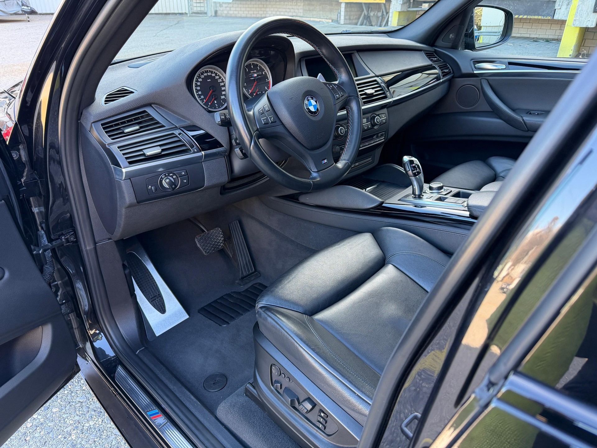 BMW X5M-image-4