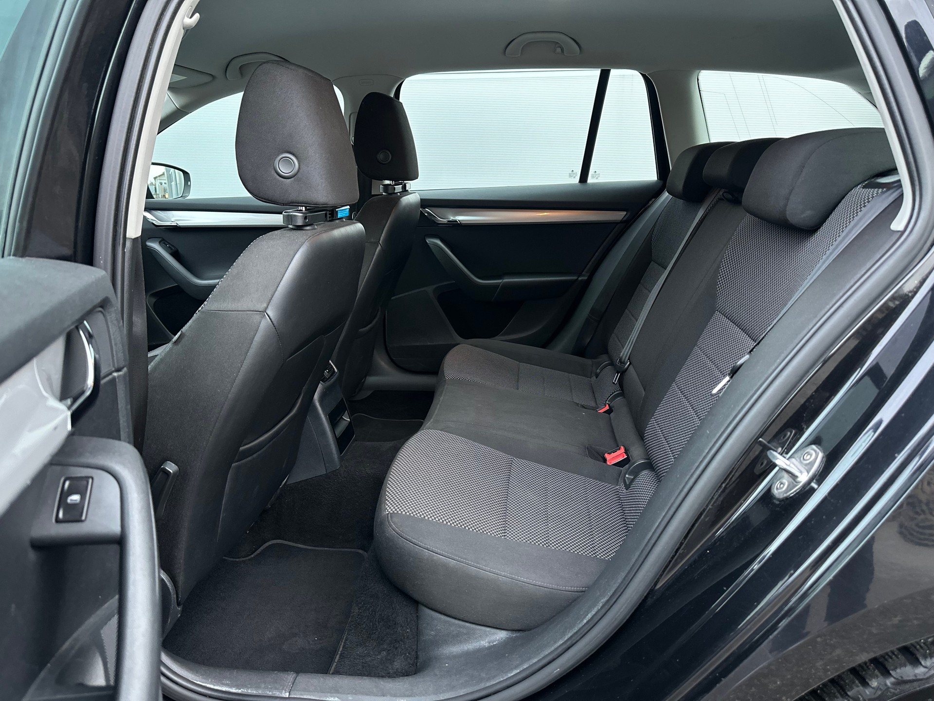 SKODA Octavia Combi 1.6 TDI Ambition 4x4-image-9