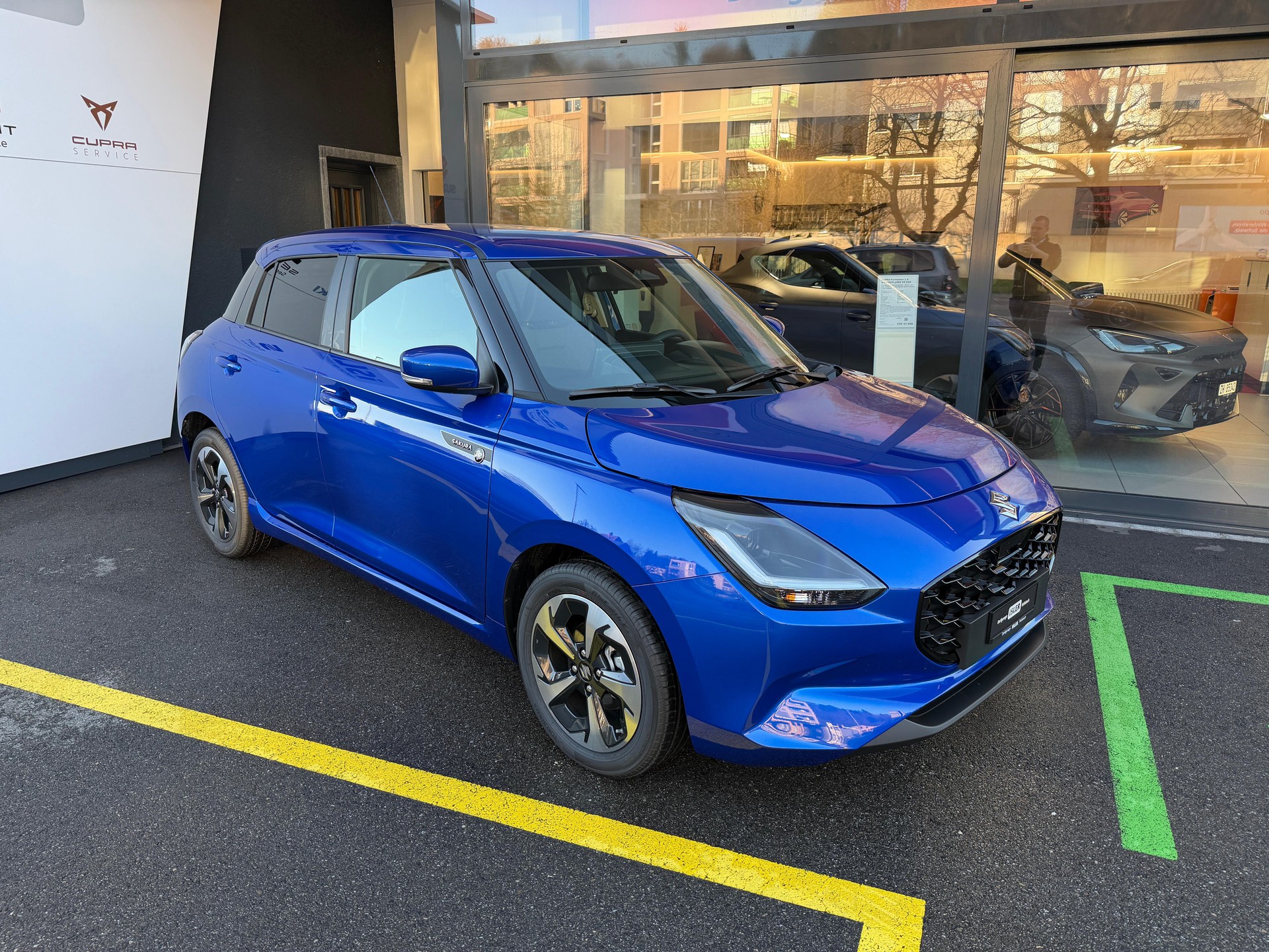 SUZUKI Swift 1.2 Sakura Top Hybrid-image-0