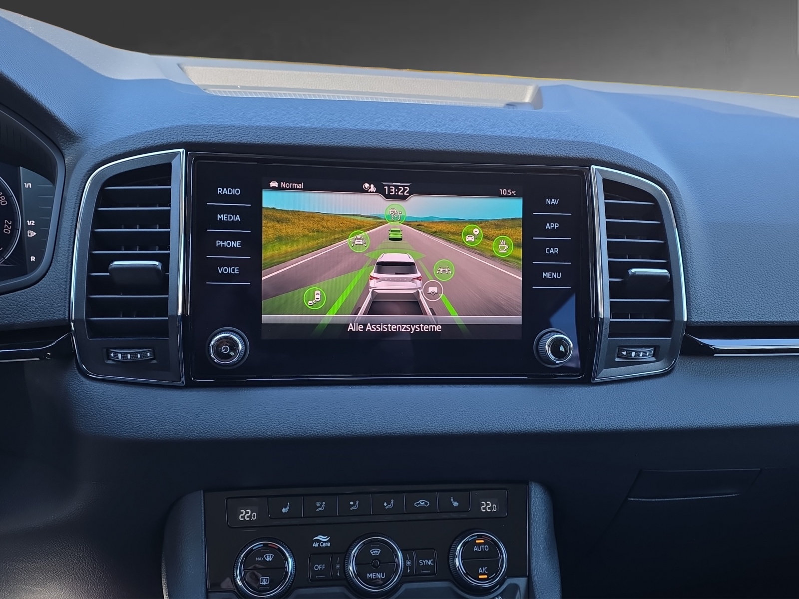 SKODA Karoq 2.0 TDI CR Dynamic 4x4 DSG-image-11