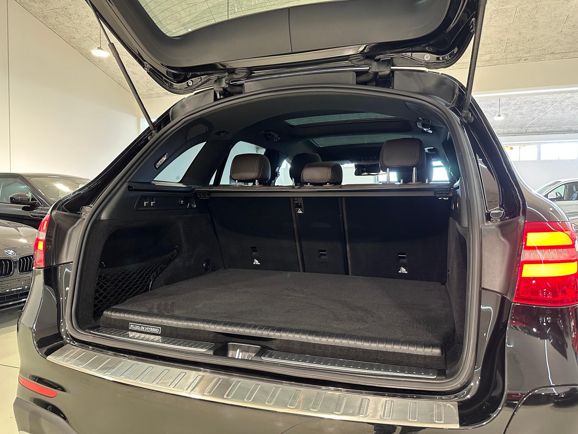 MERCEDES-BENZ GLC 350 e AMG Line 4Matic 7G-Tronic-image-9
