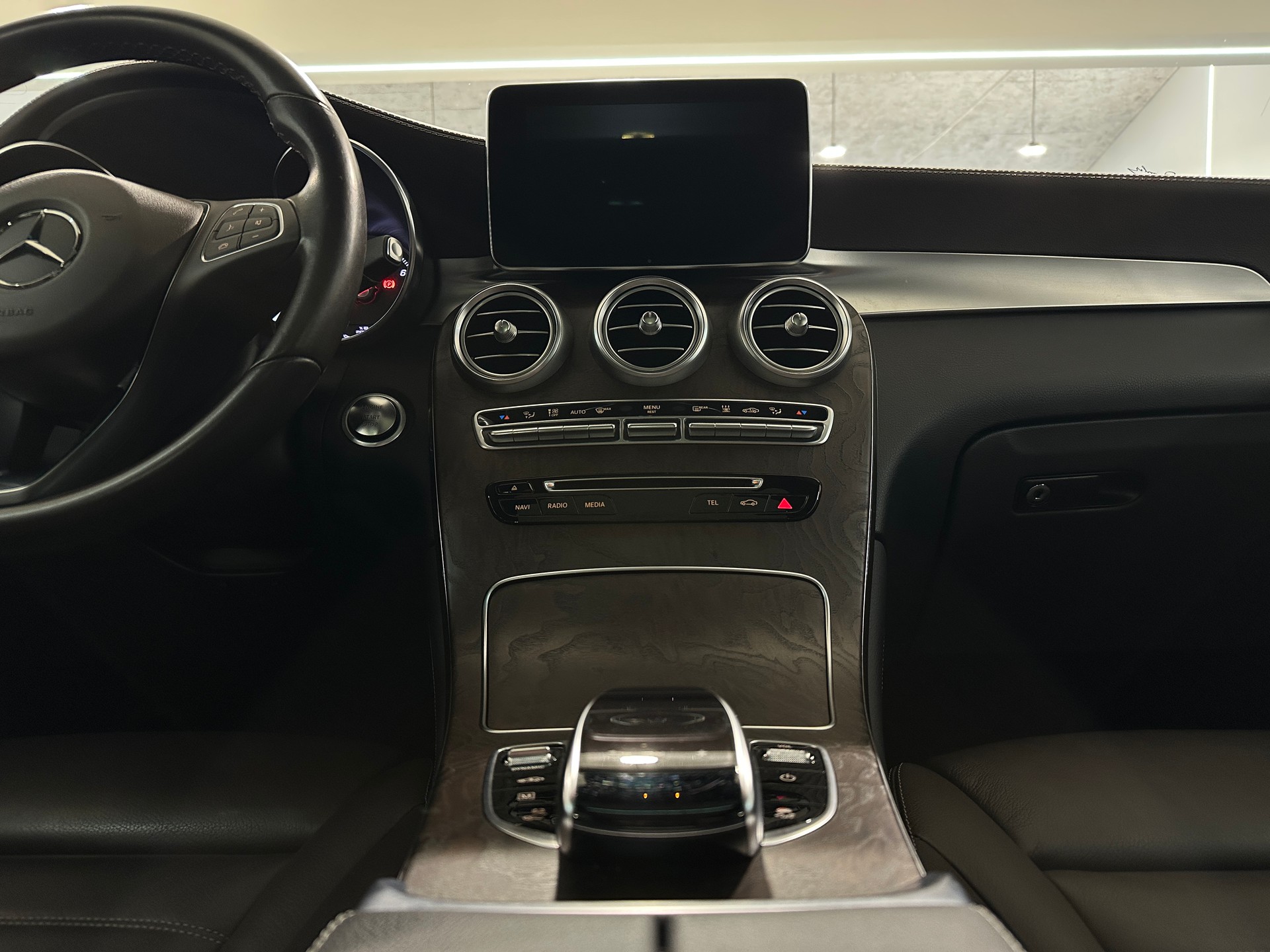 MERCEDES-BENZ GLC 350 e AMG Line 4Matic 7G-Tronic-image-17