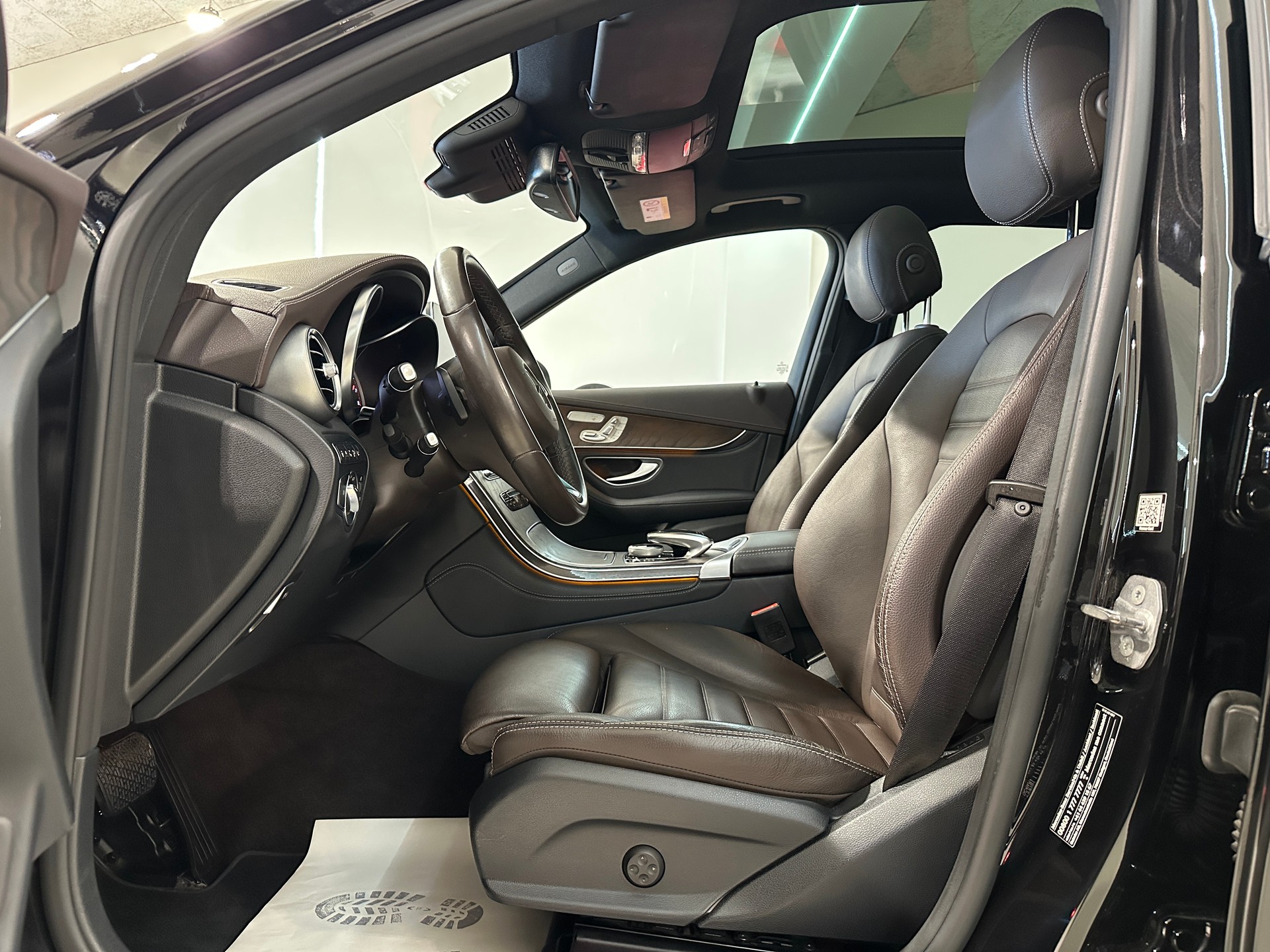 MERCEDES-BENZ GLC 350 e AMG Line 4Matic 7G-Tronic-image-13