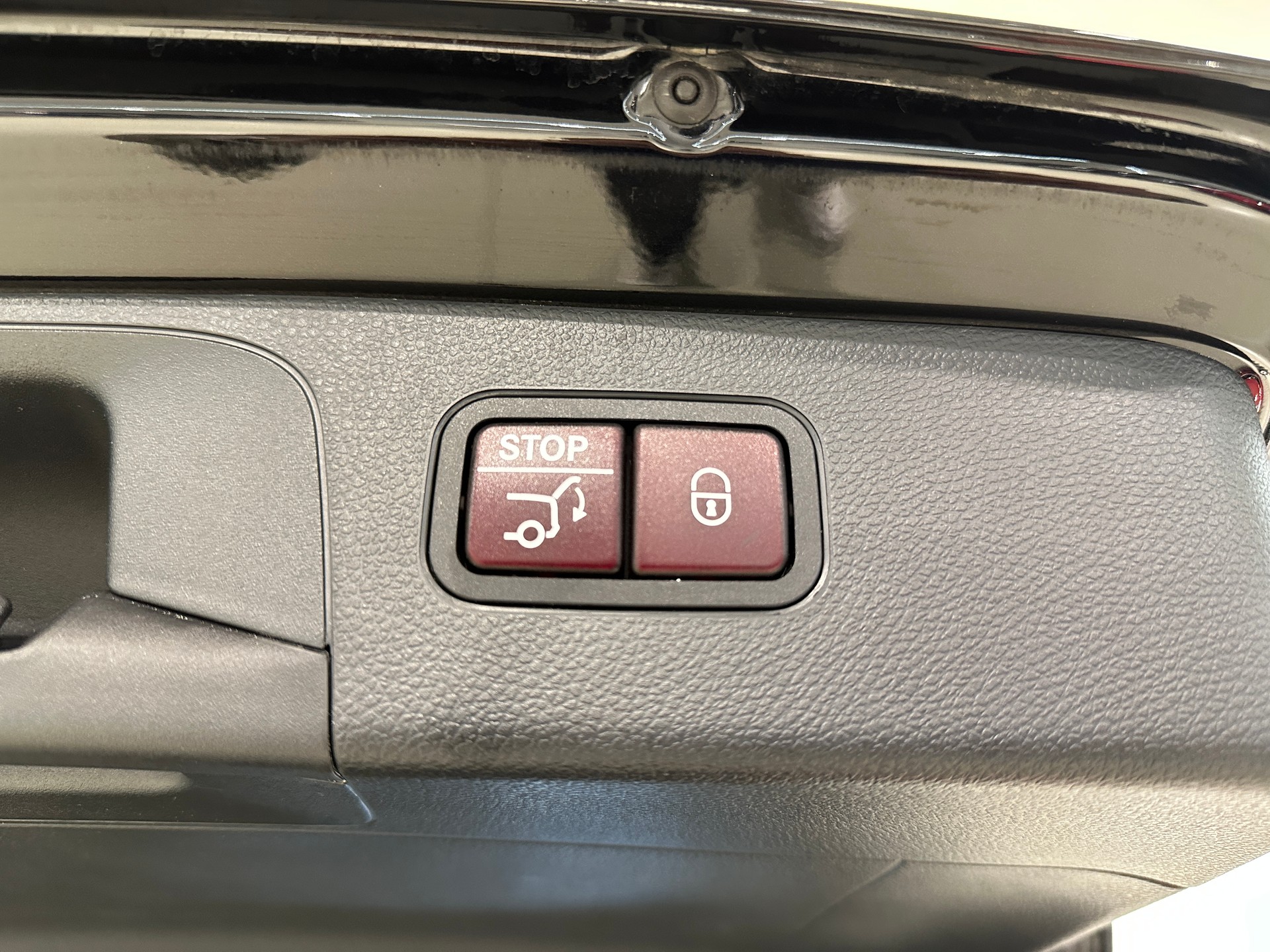 MERCEDES-BENZ GLC 350 e AMG Line 4Matic 7G-Tronic-image-30