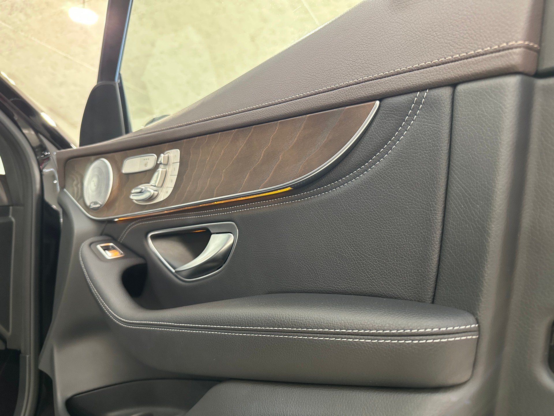 MERCEDES-BENZ GLC 350 e AMG Line 4Matic 7G-Tronic-image-23