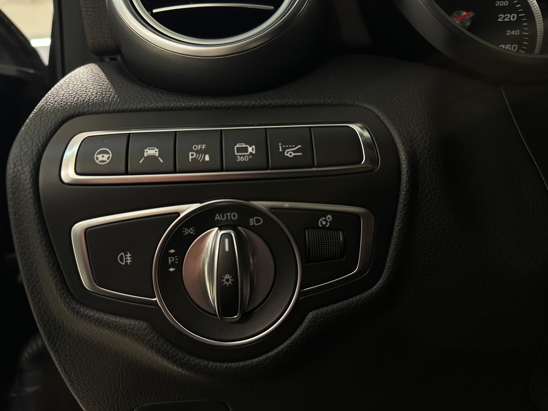 MERCEDES-BENZ GLC 350 e AMG Line 4Matic 7G-Tronic-image-28