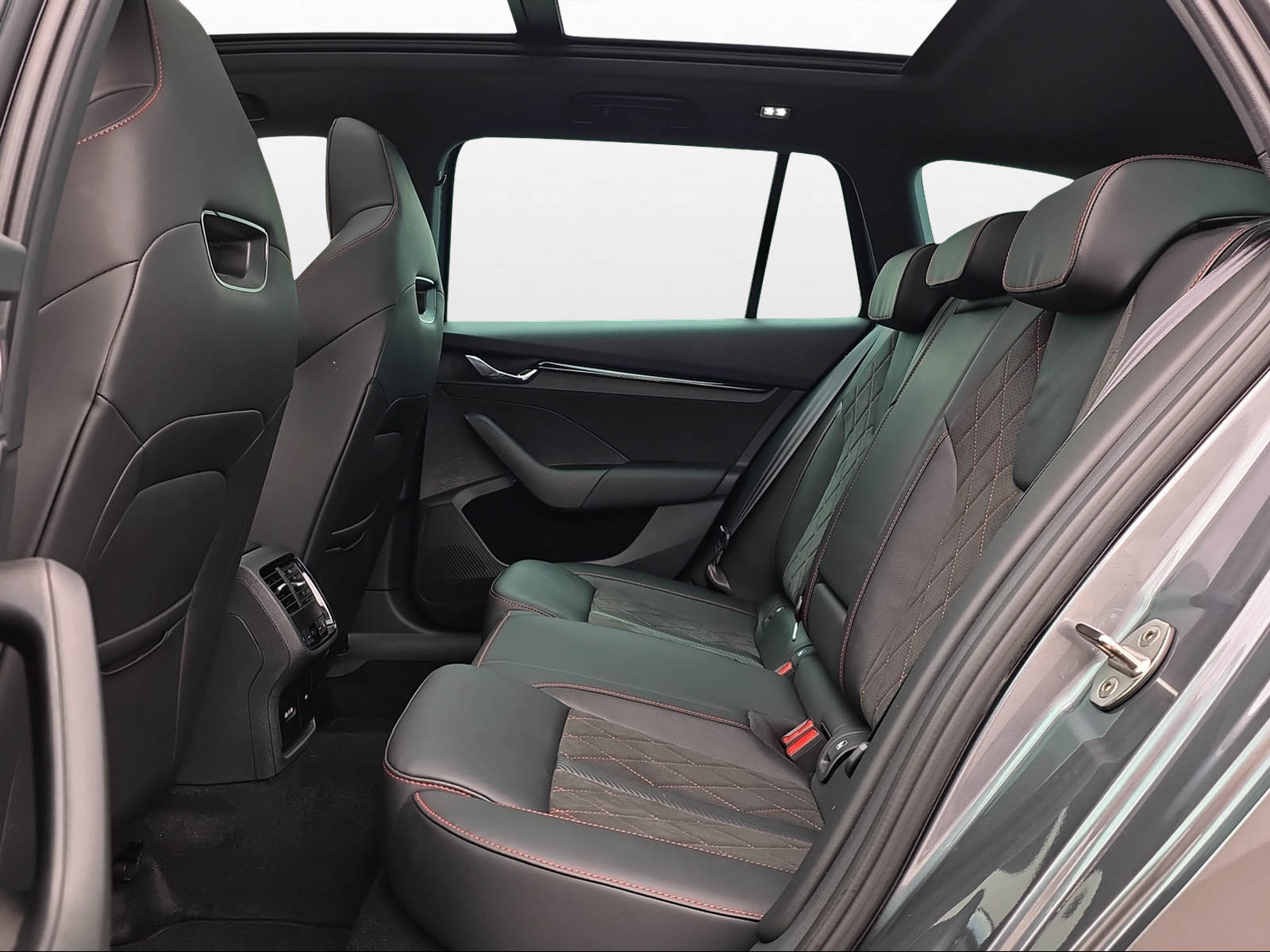 SKODA Octavia Combi 2.0 TSI DSG RS-image-10