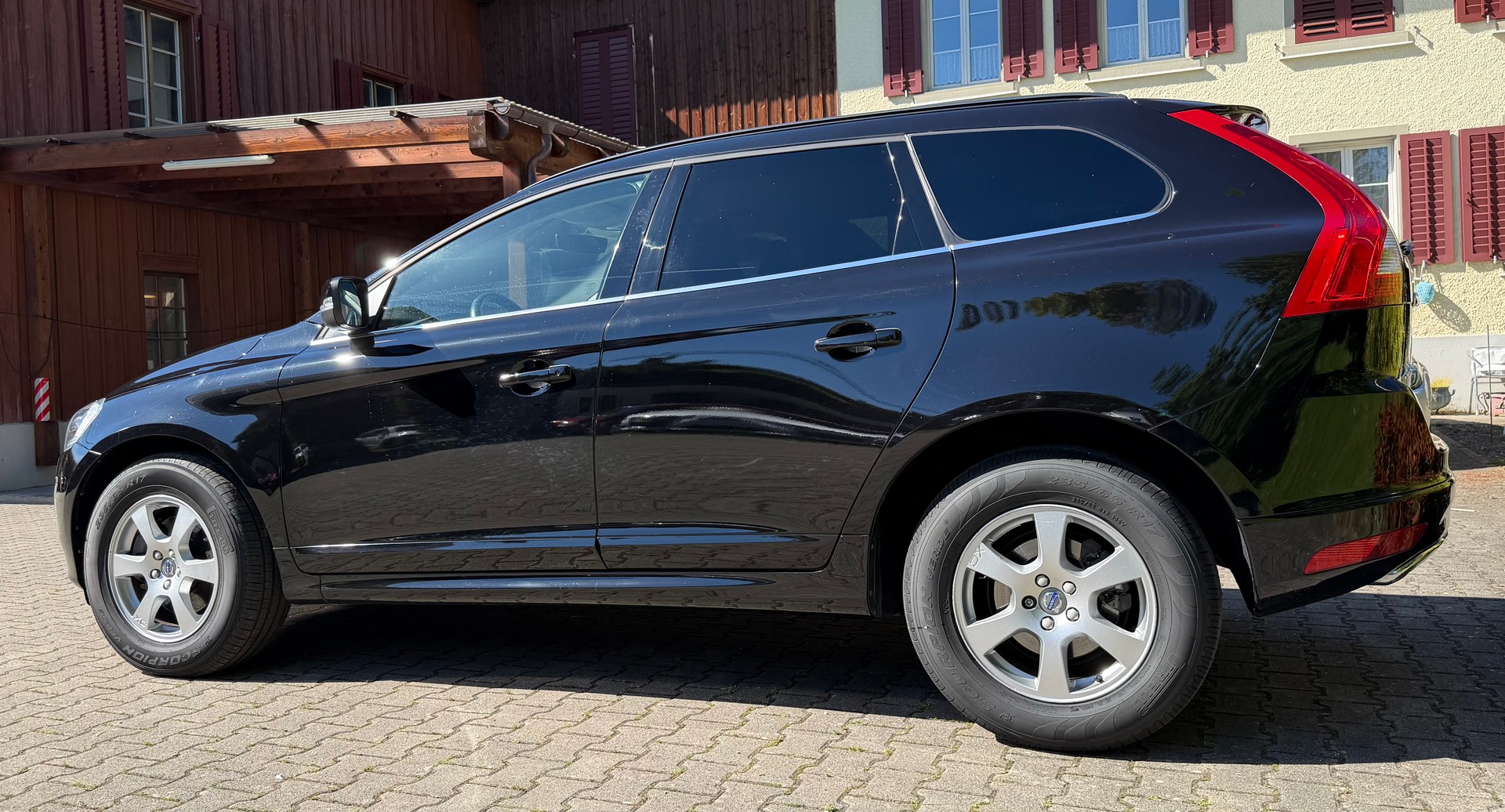 VOLVO XC60 D4 AWD Momentum Geartronic-image-3
