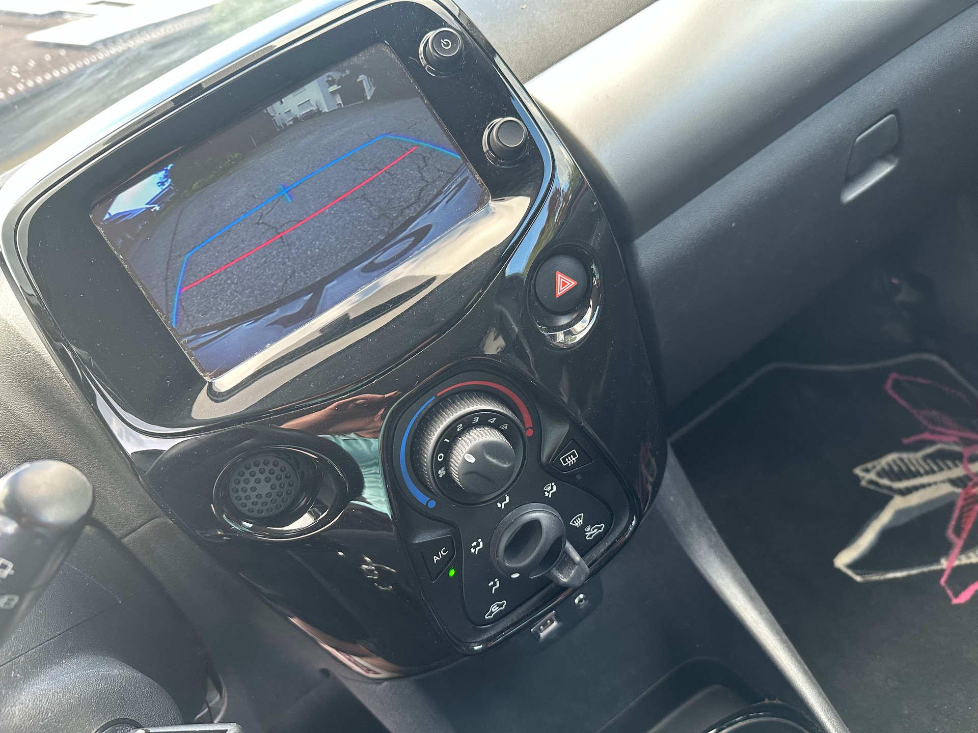 PEUGEOT 108 1.2 VTi Allure-image-12