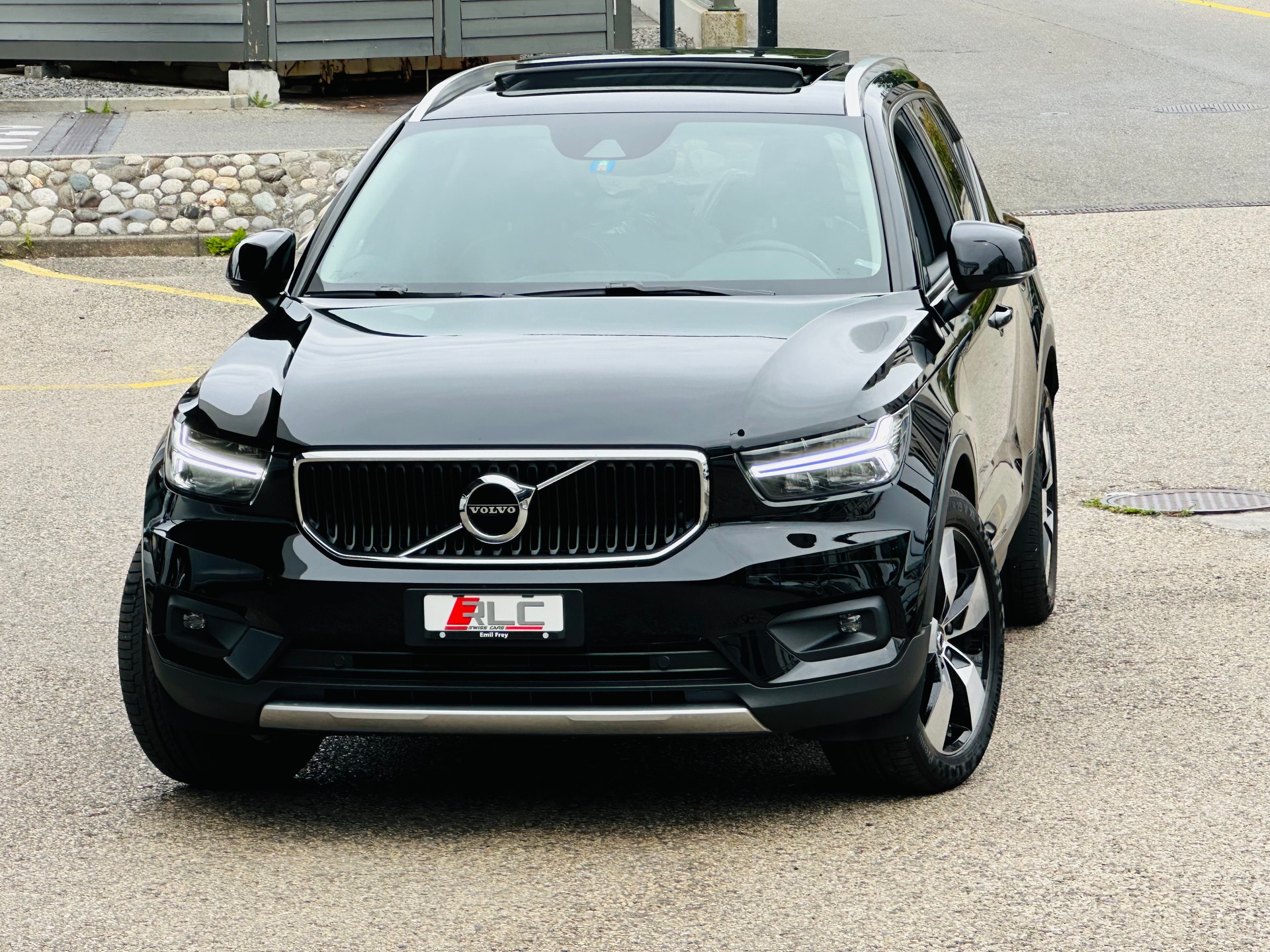 VOLVO XC40 T3 Momentum Geartronic-image-1
