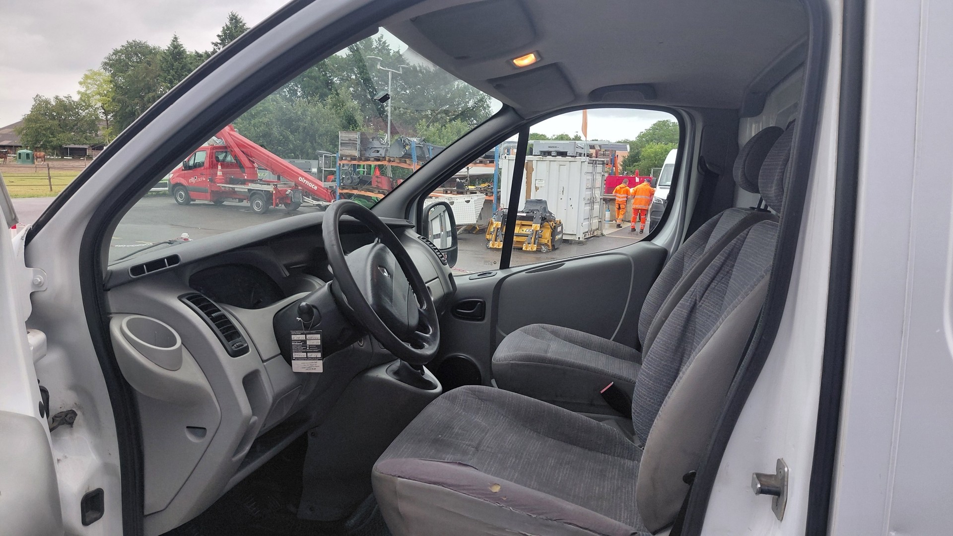 RENAULT Trafic 2.0 dCi 115 2.9t L1H1-image-8