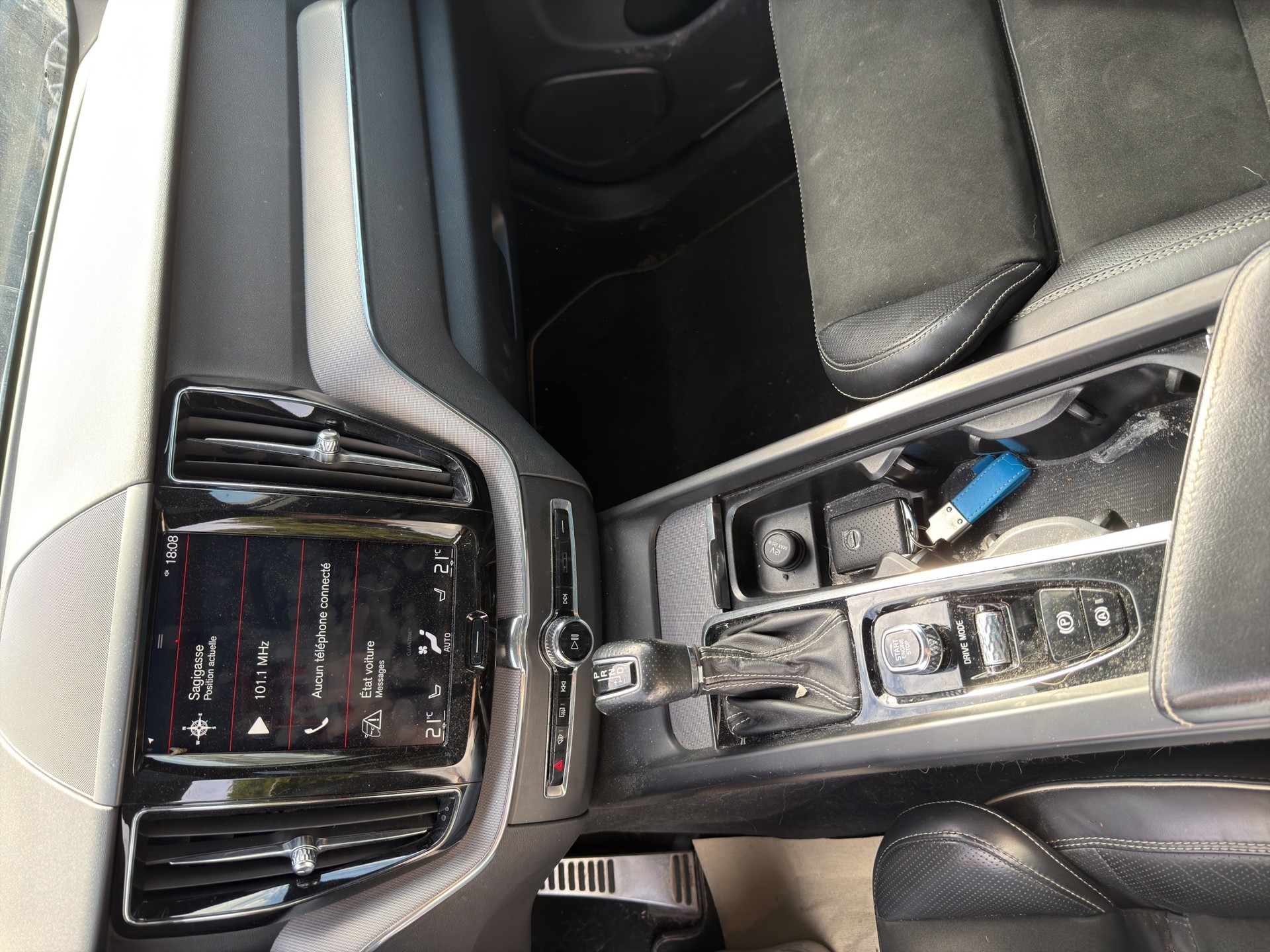 VOLVO XC60 D4 AWD R-Design Geartronic-image-10