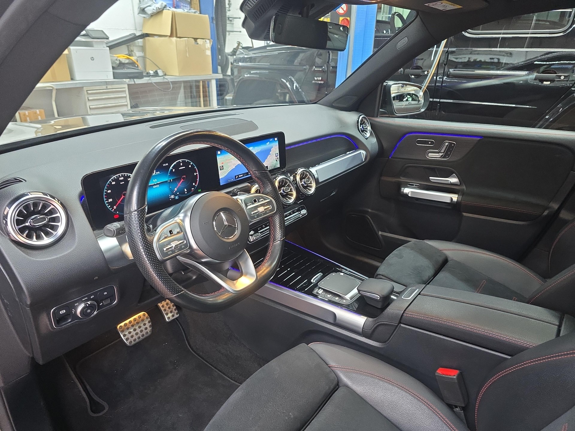 MERCEDES-BENZ GLB 220 d 4MATIC AMG Line-image-4