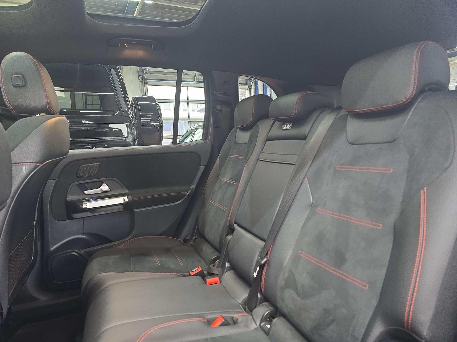 MERCEDES-BENZ GLB 220 d 4MATIC AMG Line-image-9