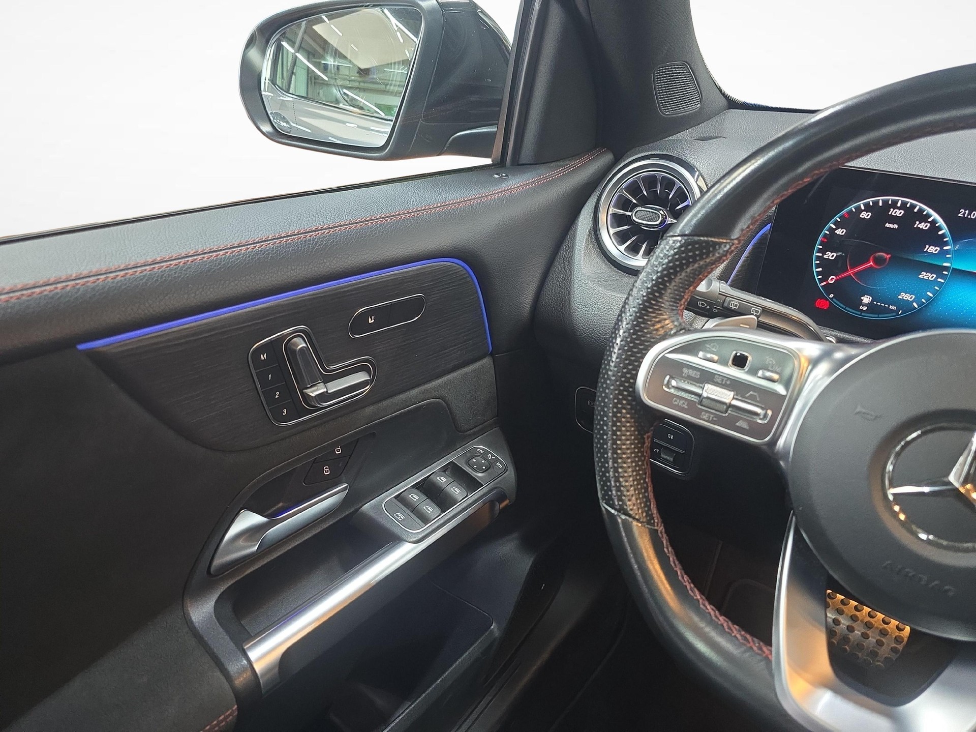 MERCEDES-BENZ GLB 220 d 4MATIC AMG Line-image-7