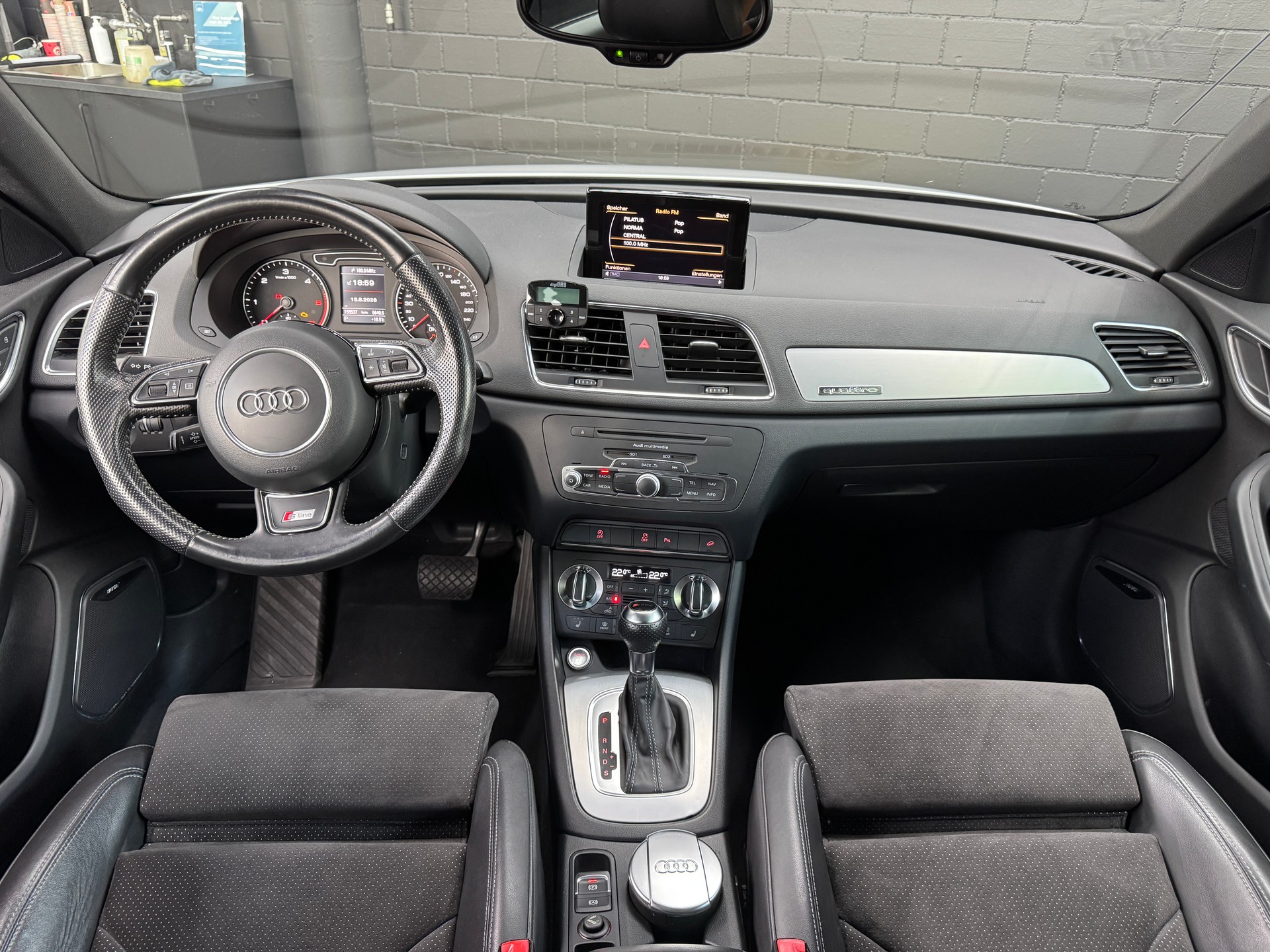 AUDI Q3 2.0 TDI quattro S-tronic-image-8