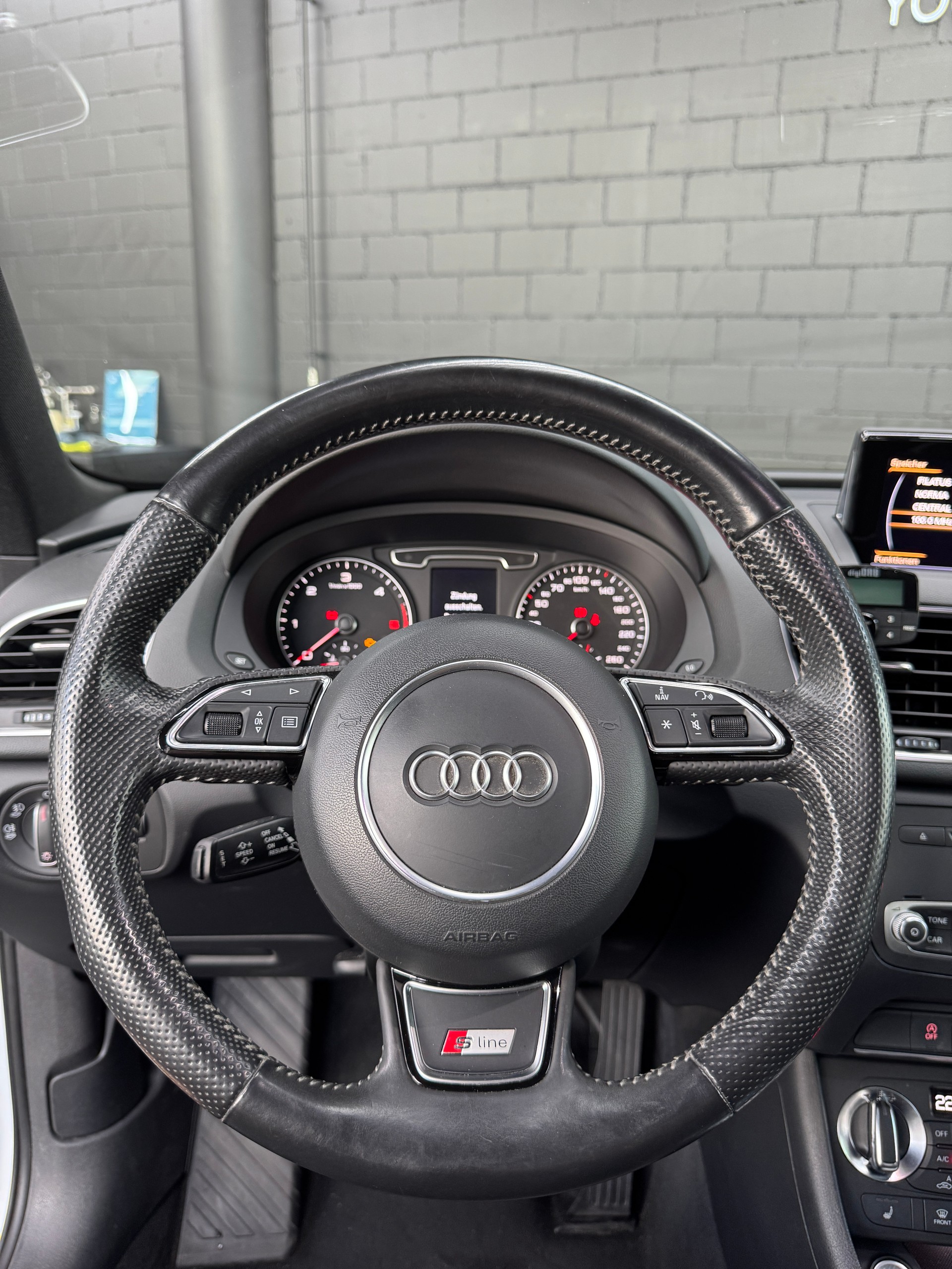 AUDI Q3 2.0 TDI quattro S-tronic-image-10