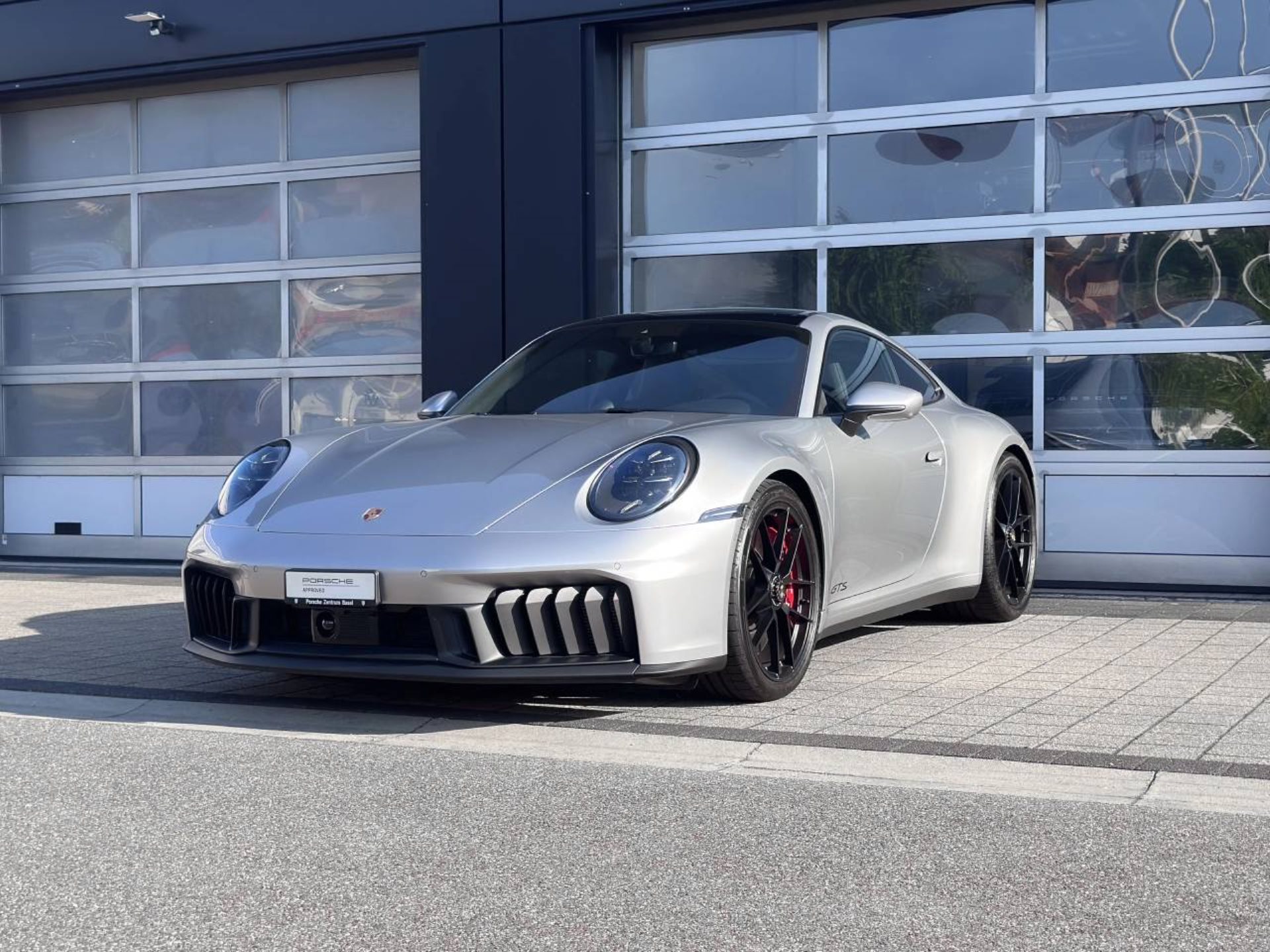 PORSCHE 911 Carrera 4 GTS-image-8