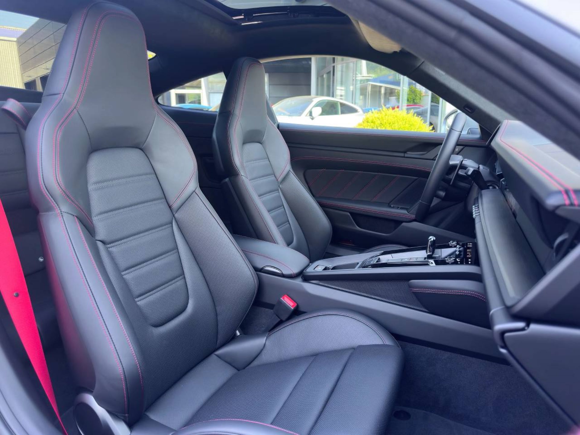 PORSCHE 911 Carrera 4 GTS-image-18