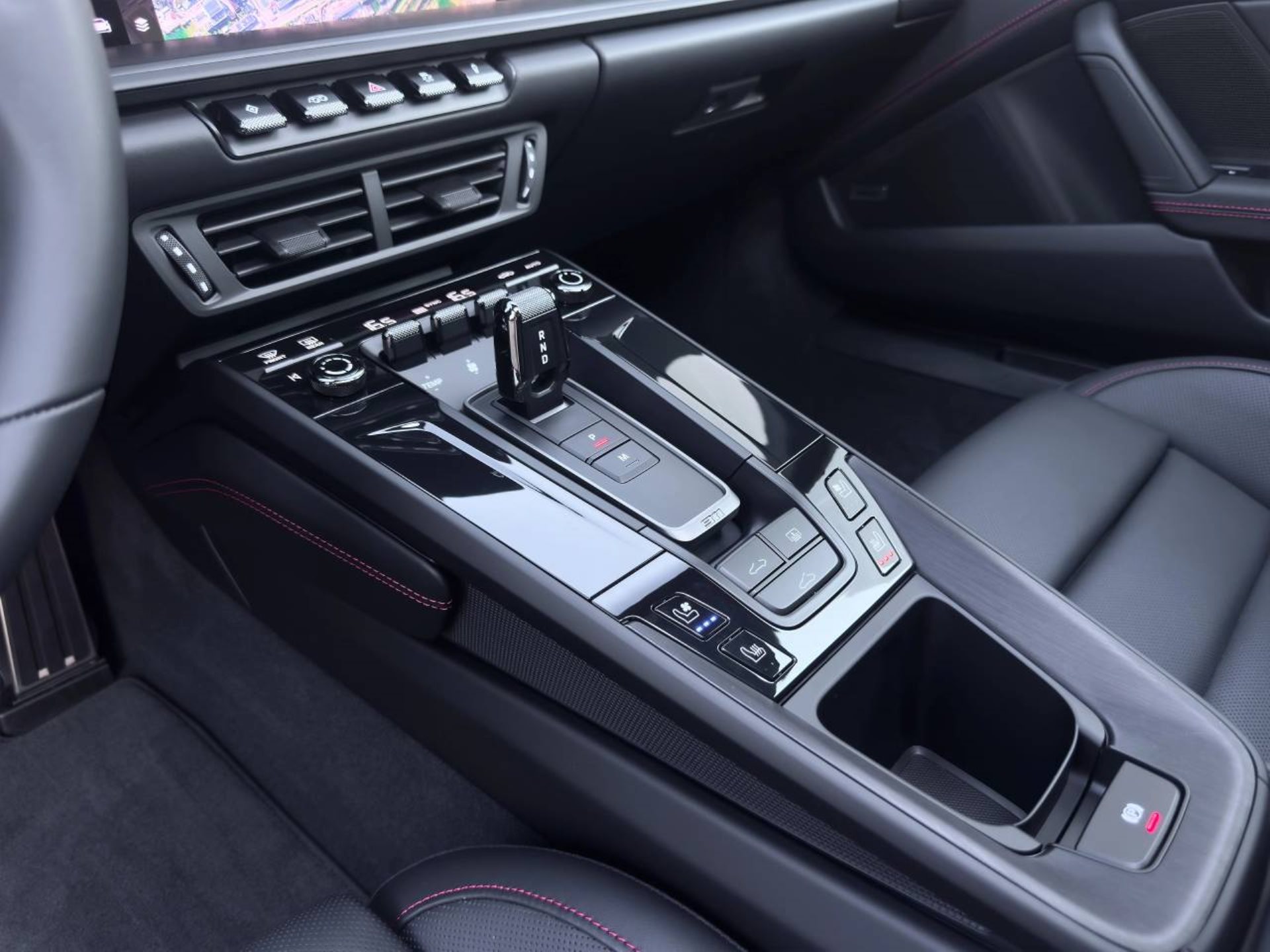 PORSCHE 911 Carrera 4 GTS-image-24