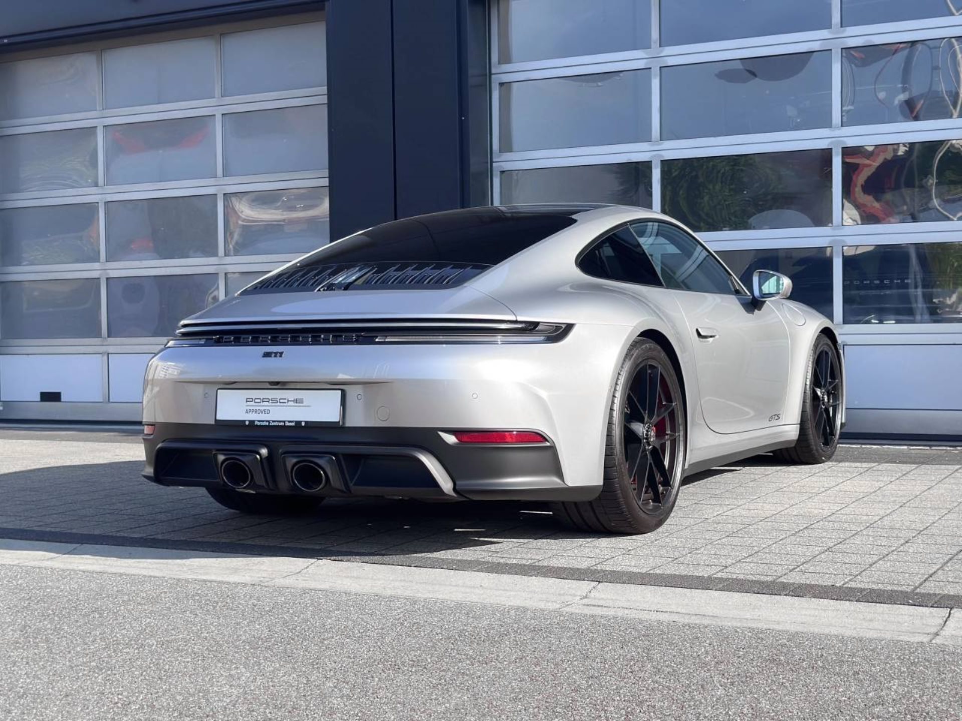 PORSCHE 911 Carrera 4 GTS-image-14