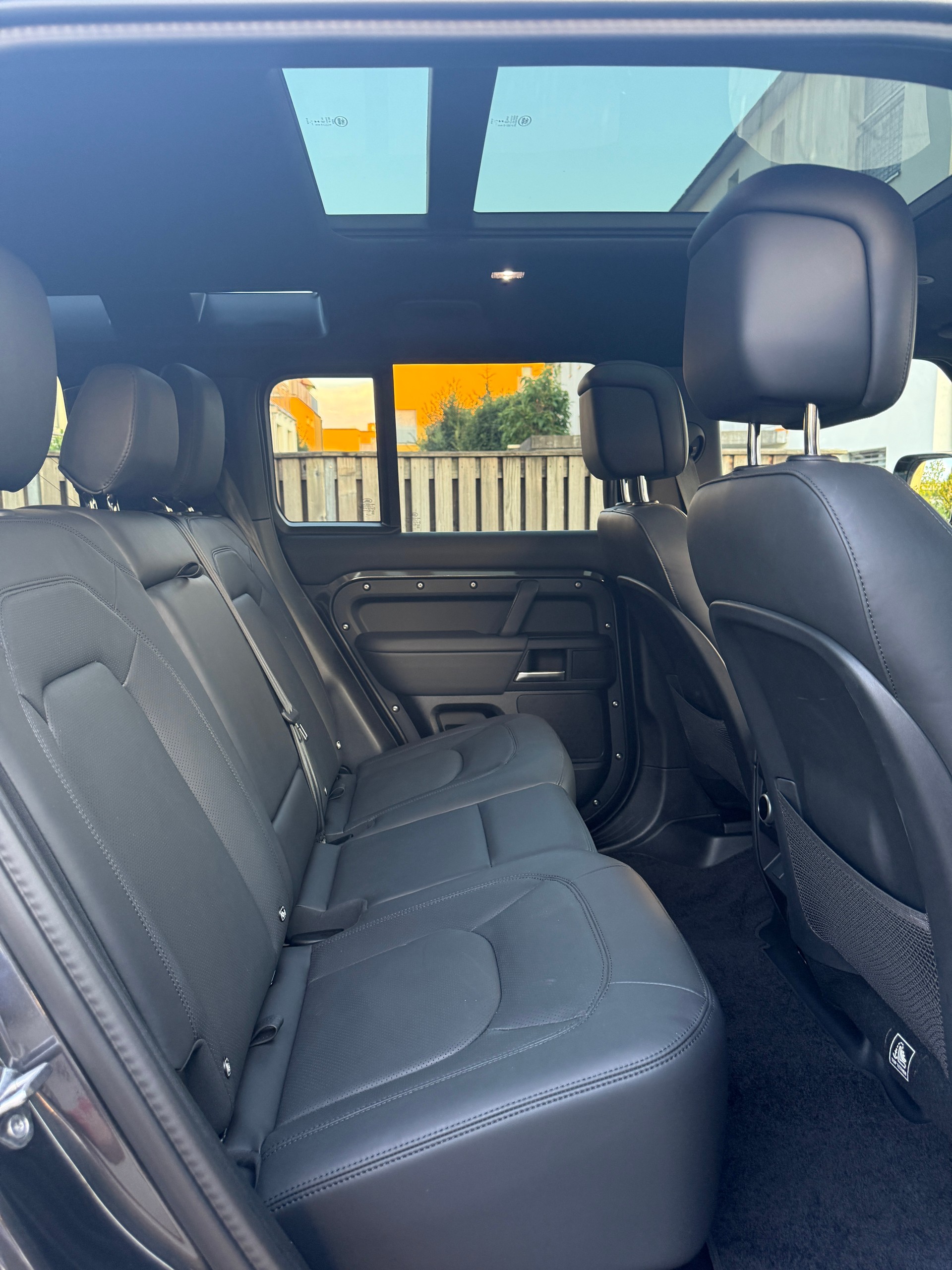 LAND ROVER DEFENDER 110 3.0 D I6 300 X-DYNAMIC HSE AWD AT8**STANDHEIZUNG*EL. AHK (3500 KG)*5 JAHRE/150000 HERSTELLERGARANTIE*-image-25