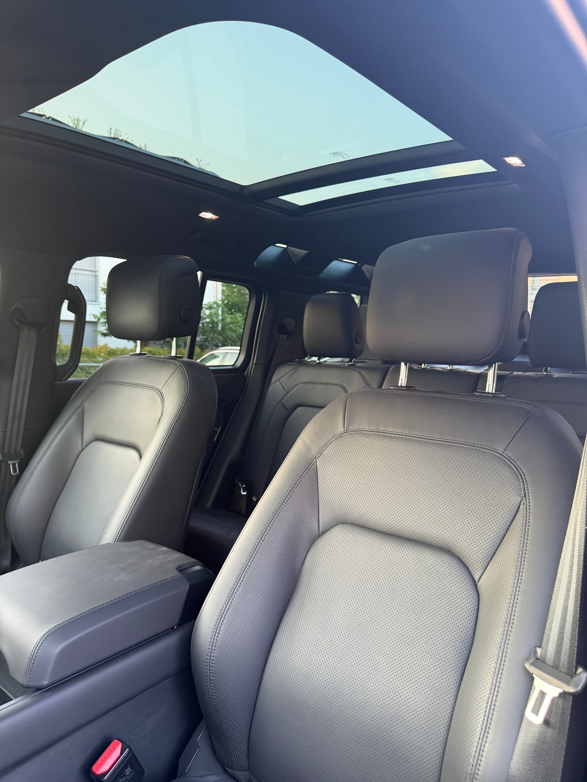 LAND ROVER DEFENDER 110 3.0 D I6 300 X-DYNAMIC HSE AWD AT8**STANDHEIZUNG*EL. AHK (3500 KG)*5 JAHRE/150000 HERSTELLERGARANTIE*-image-14