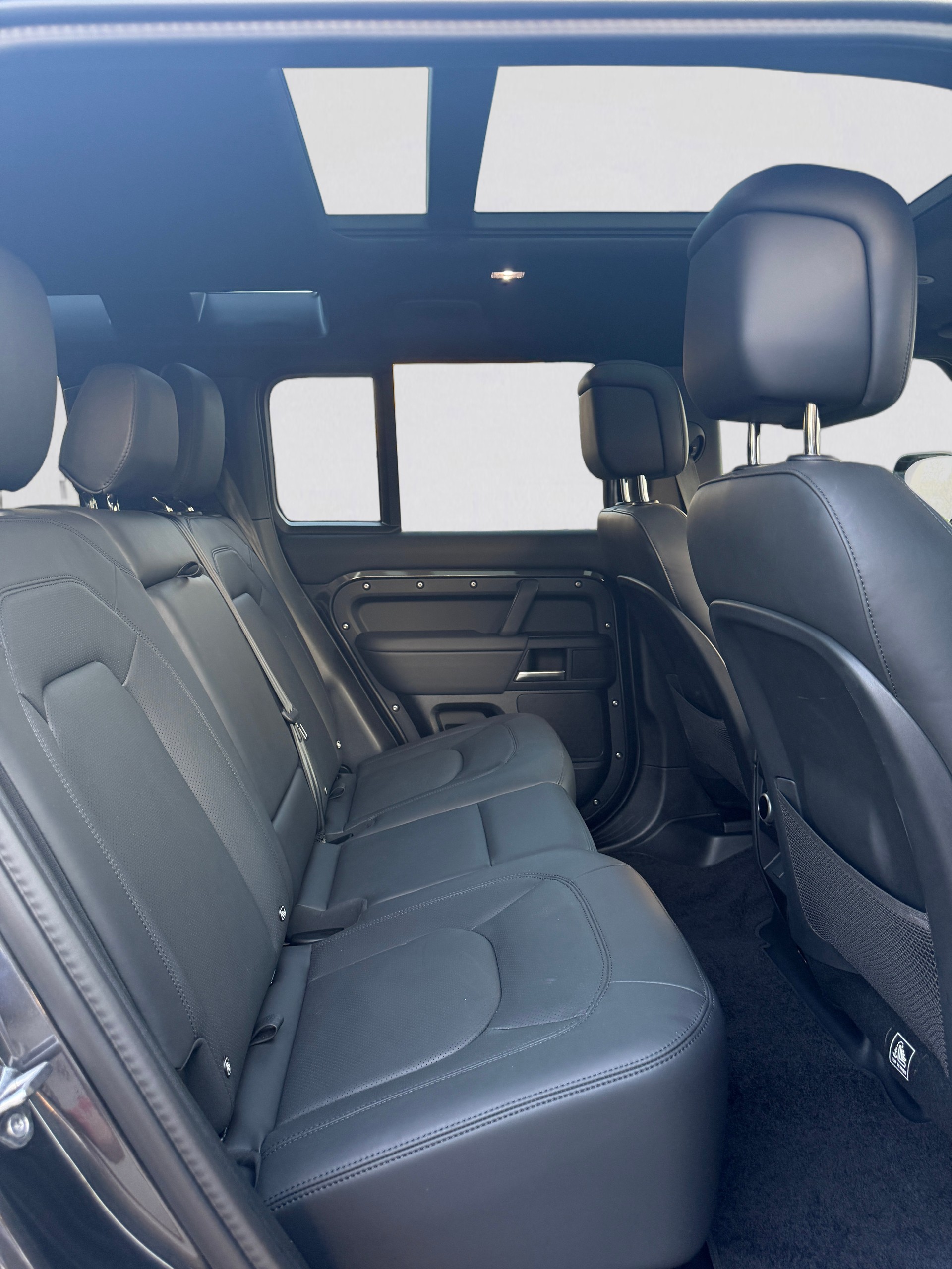 LAND ROVER DEFENDER 110 3.0 D I6 300 X-DYNAMIC HSE AWD AT8**STANDHEIZUNG*EL. AHK (3500 KG)*5 JAHRE/150000 HERSTELLERGARANTIE*-image-25