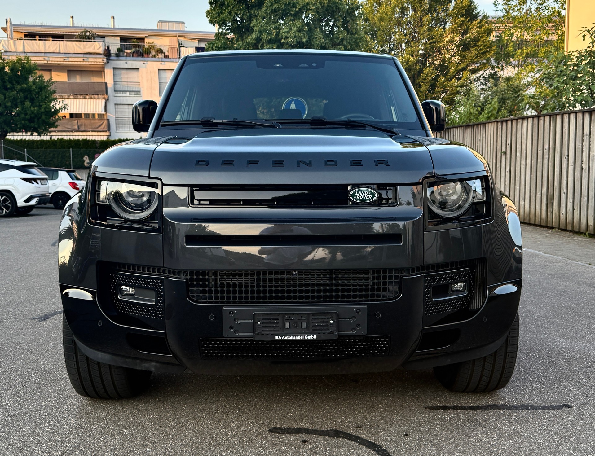 LAND ROVER DEFENDER 110 3.0 D I6 300 X-DYNAMIC HSE AWD AT8**STANDHEIZUNG*EL. AHK (3500 KG)*5 JAHRE/150000 HERSTELLERGARANTIE*-showroom-element-1