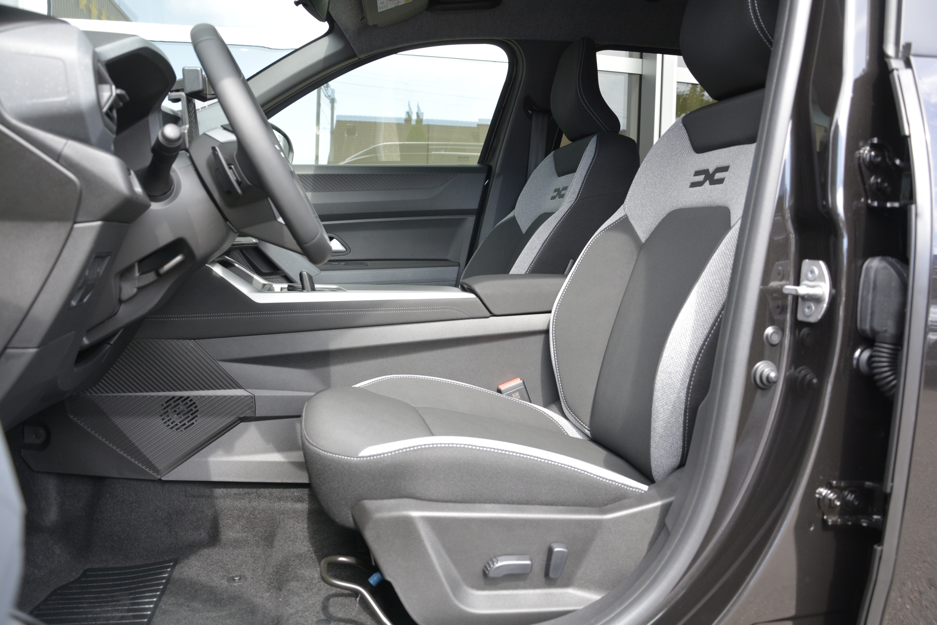 DACIA BIGSTER journey hybrid 150 4x4 Automat-image-8