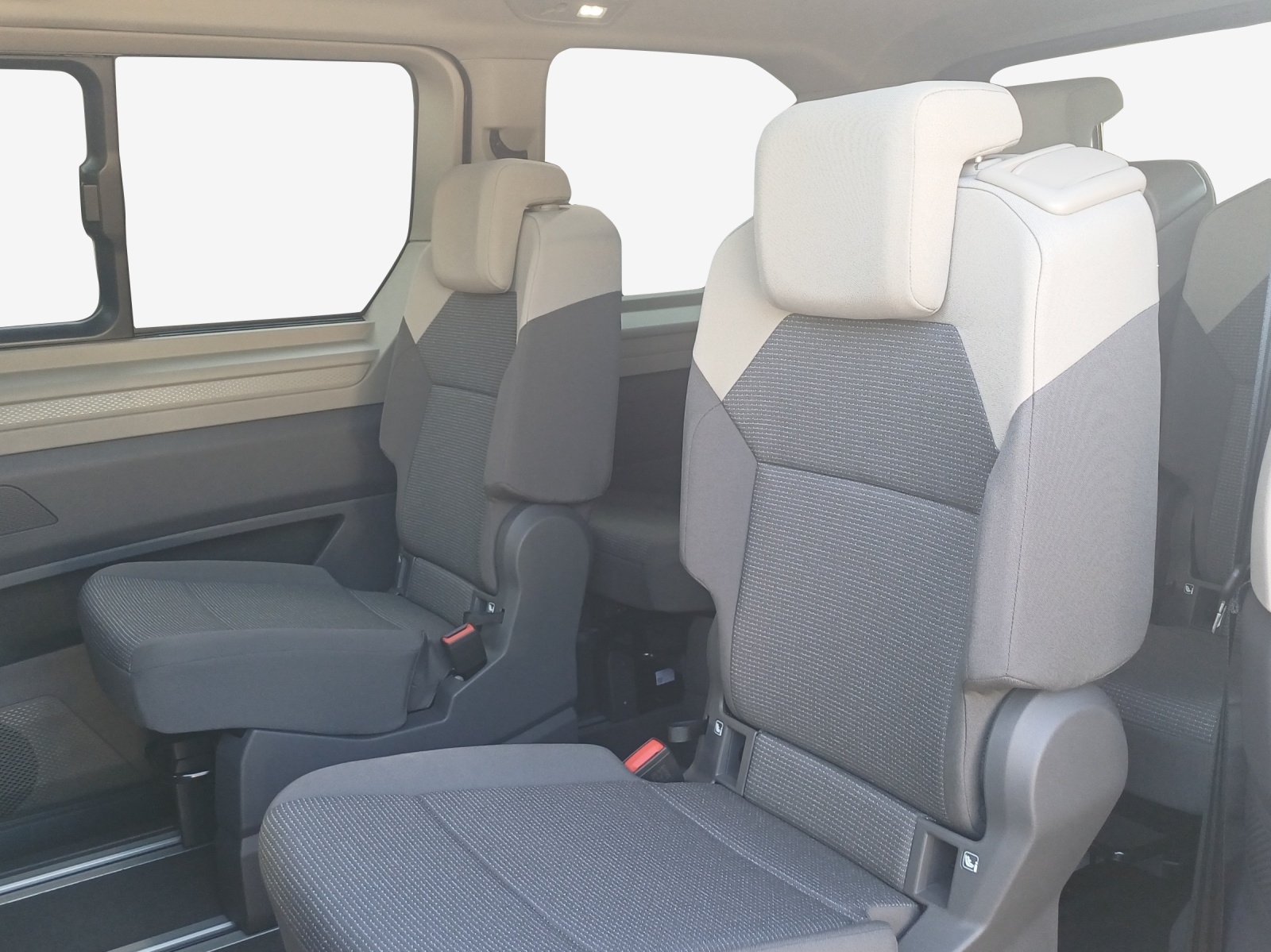 VW Multivan Liberty kurz 1.5 eHyb 4Motion-image-12