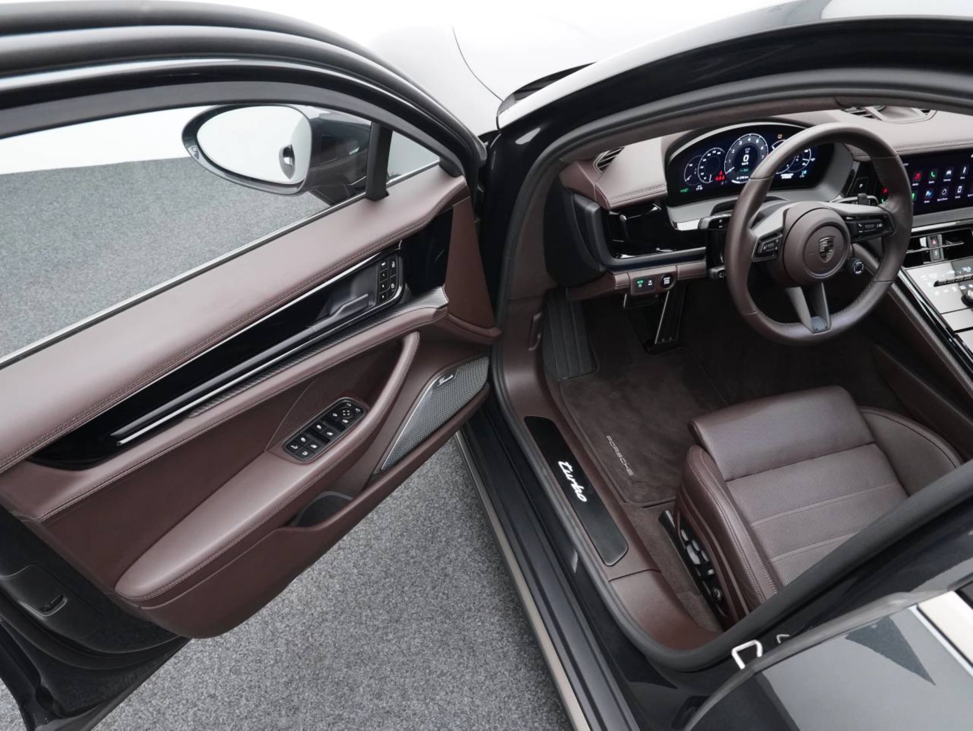 PORSCHE Panamera Turbo E-Hybrid-showroom-element-3