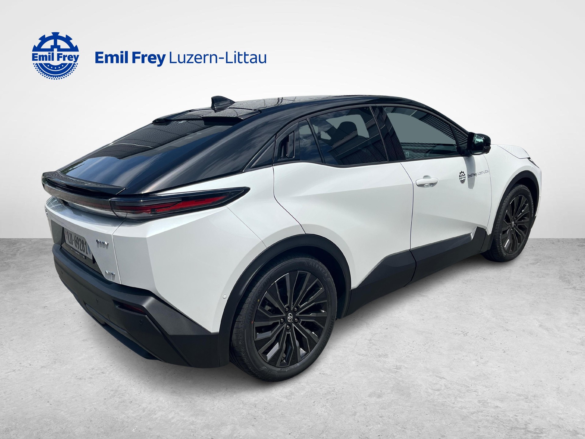 TOYOTA C-HR+ Premium AWD mit Anhängerkupplung-image-4