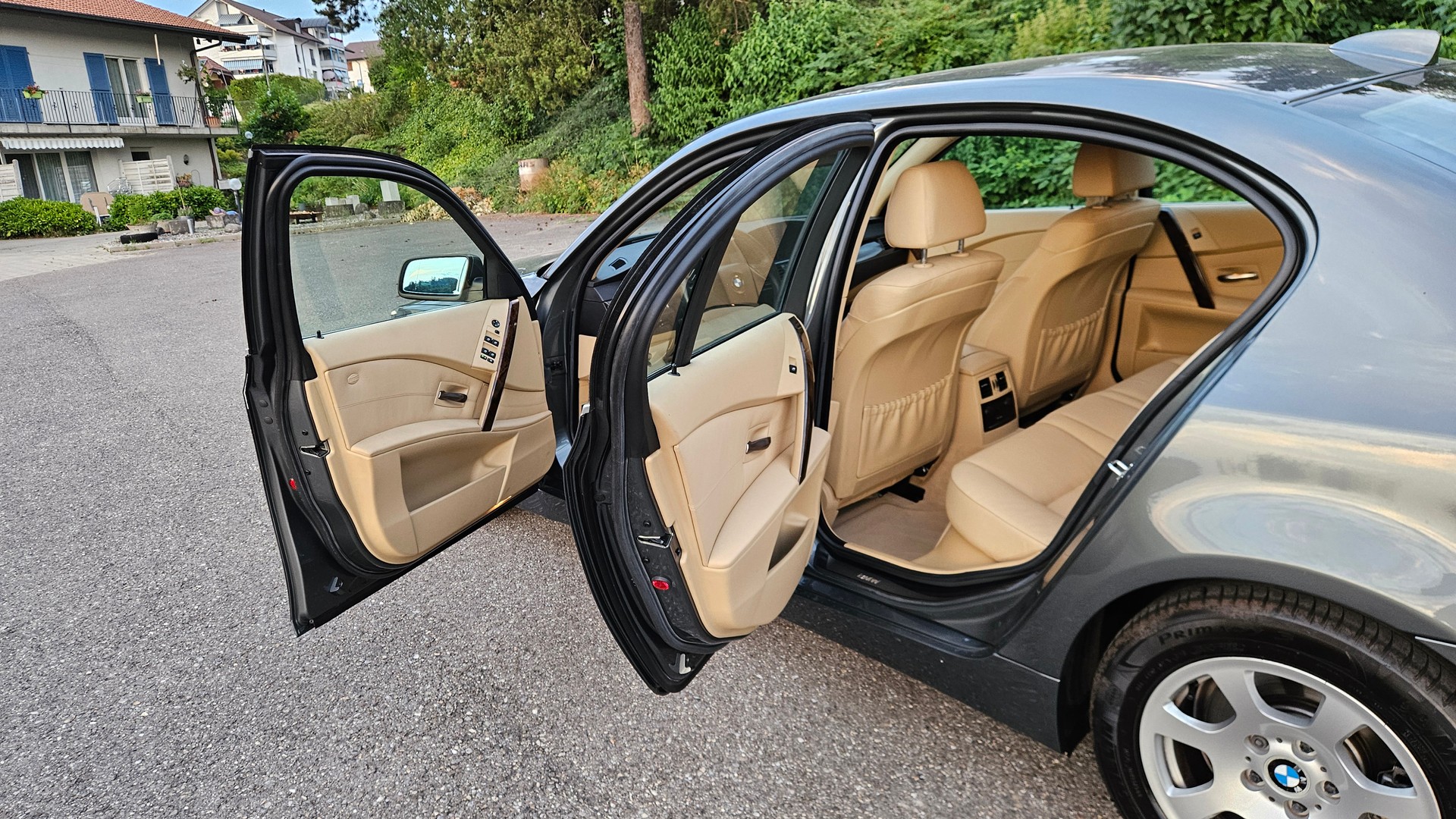 BMW 525i-image-10