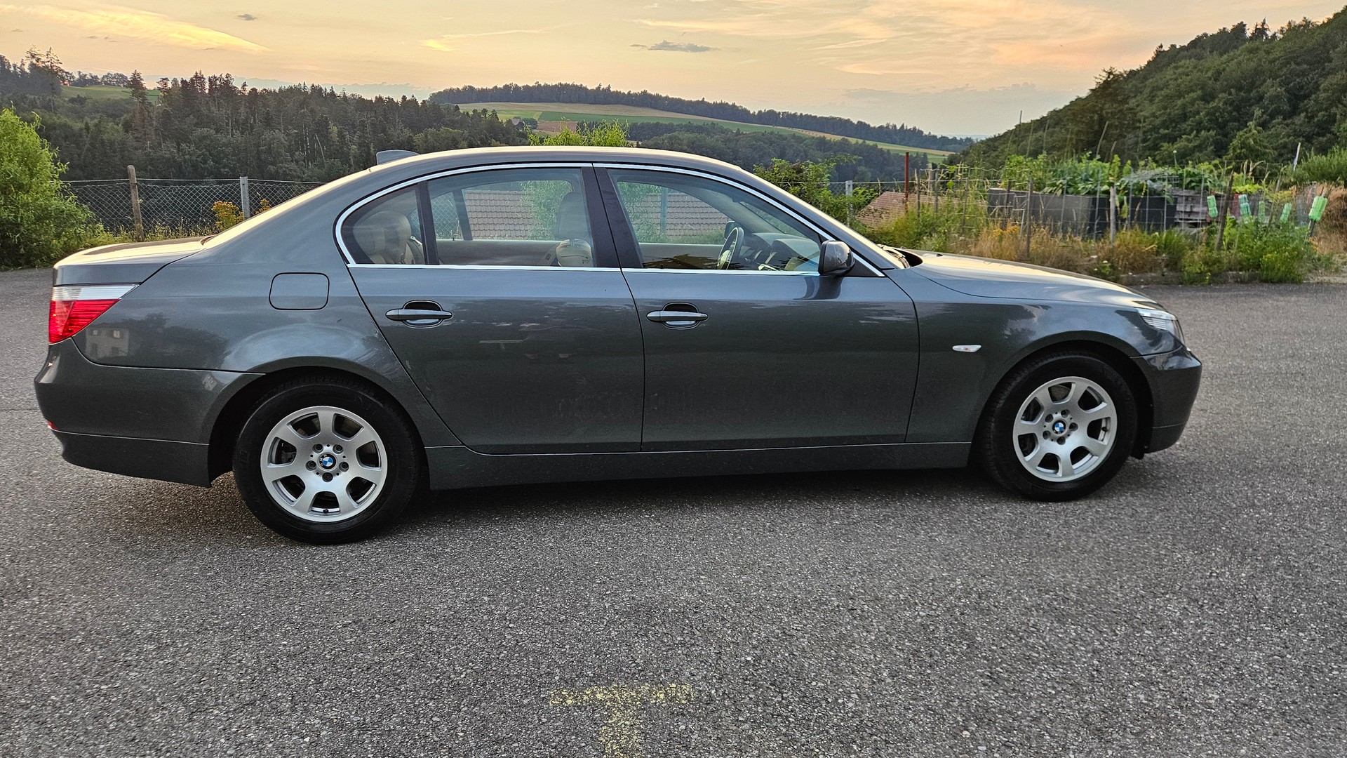 BMW 525i-image-3