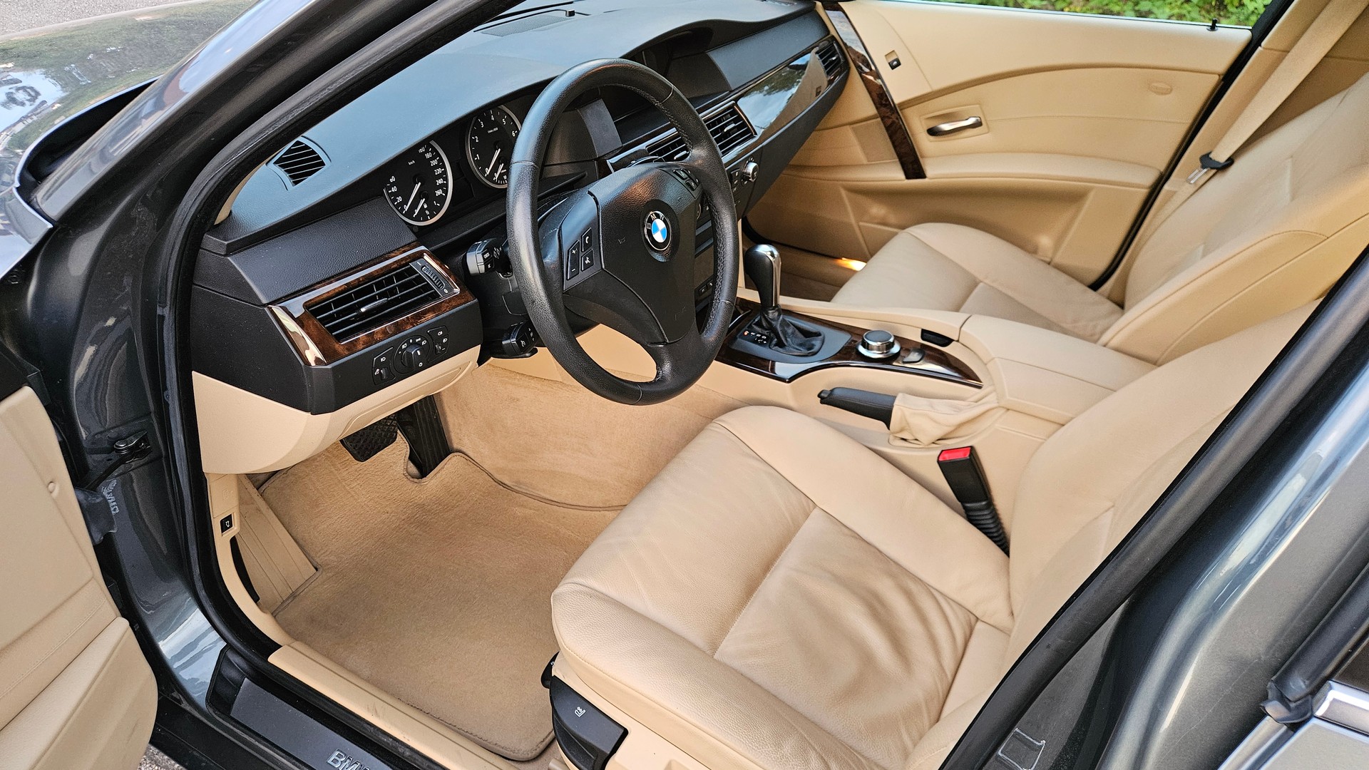 BMW 525i-image-6