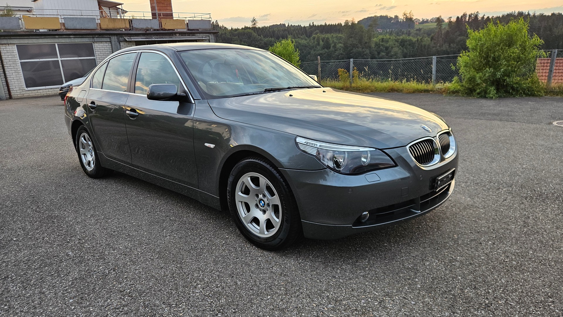BMW 525i-image-2