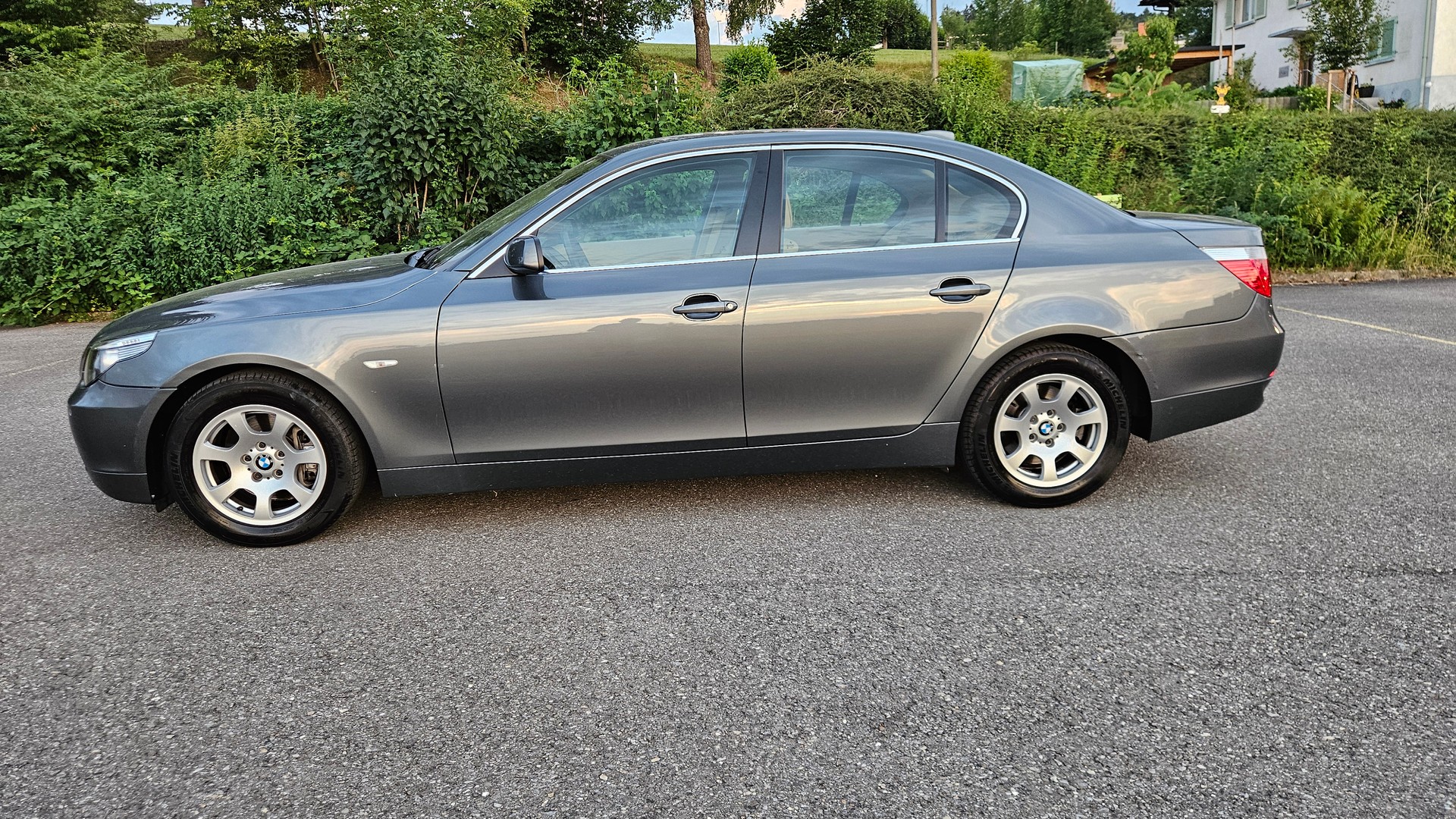 BMW 525i-image-4
