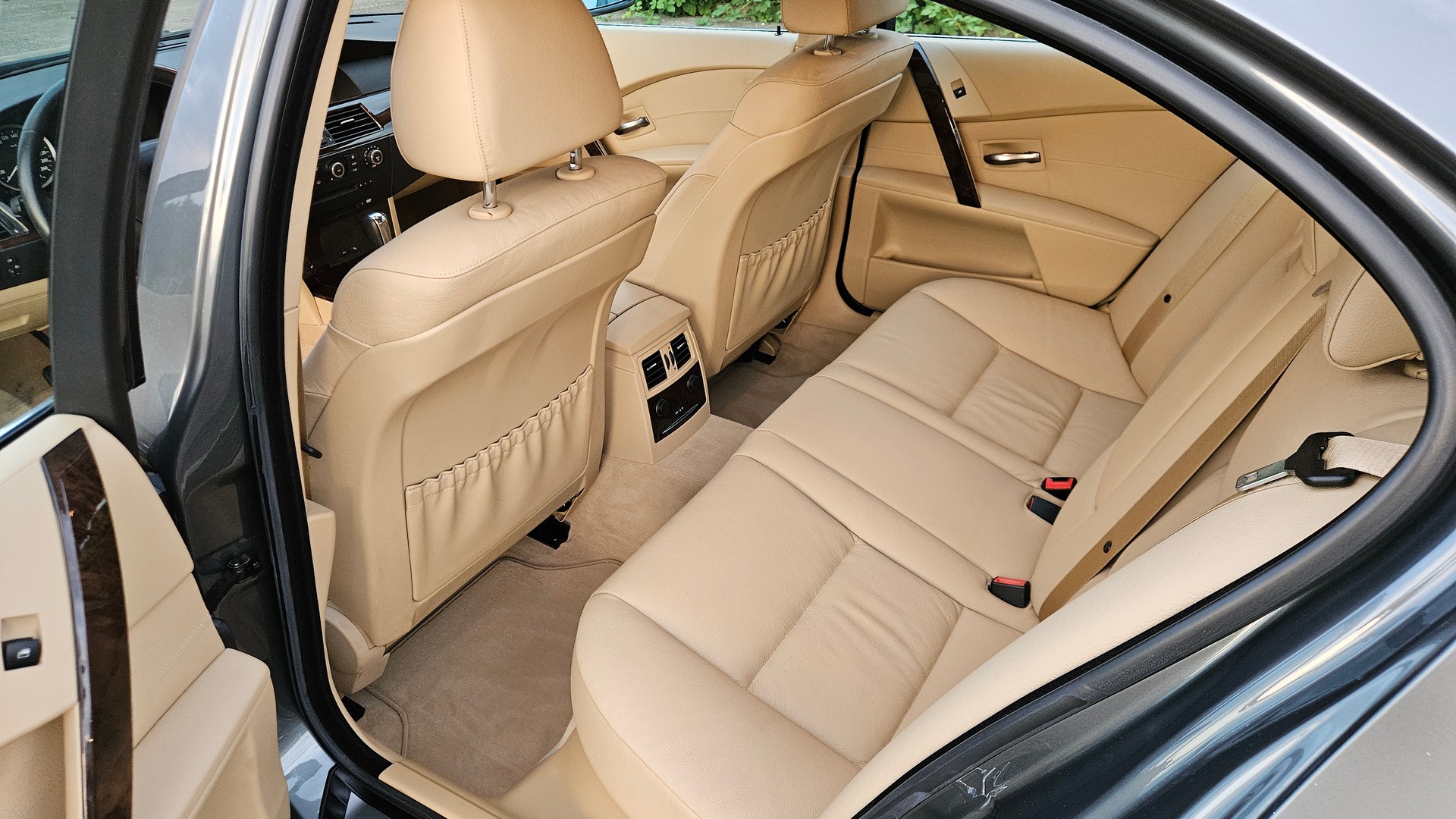 BMW 525i-image-8