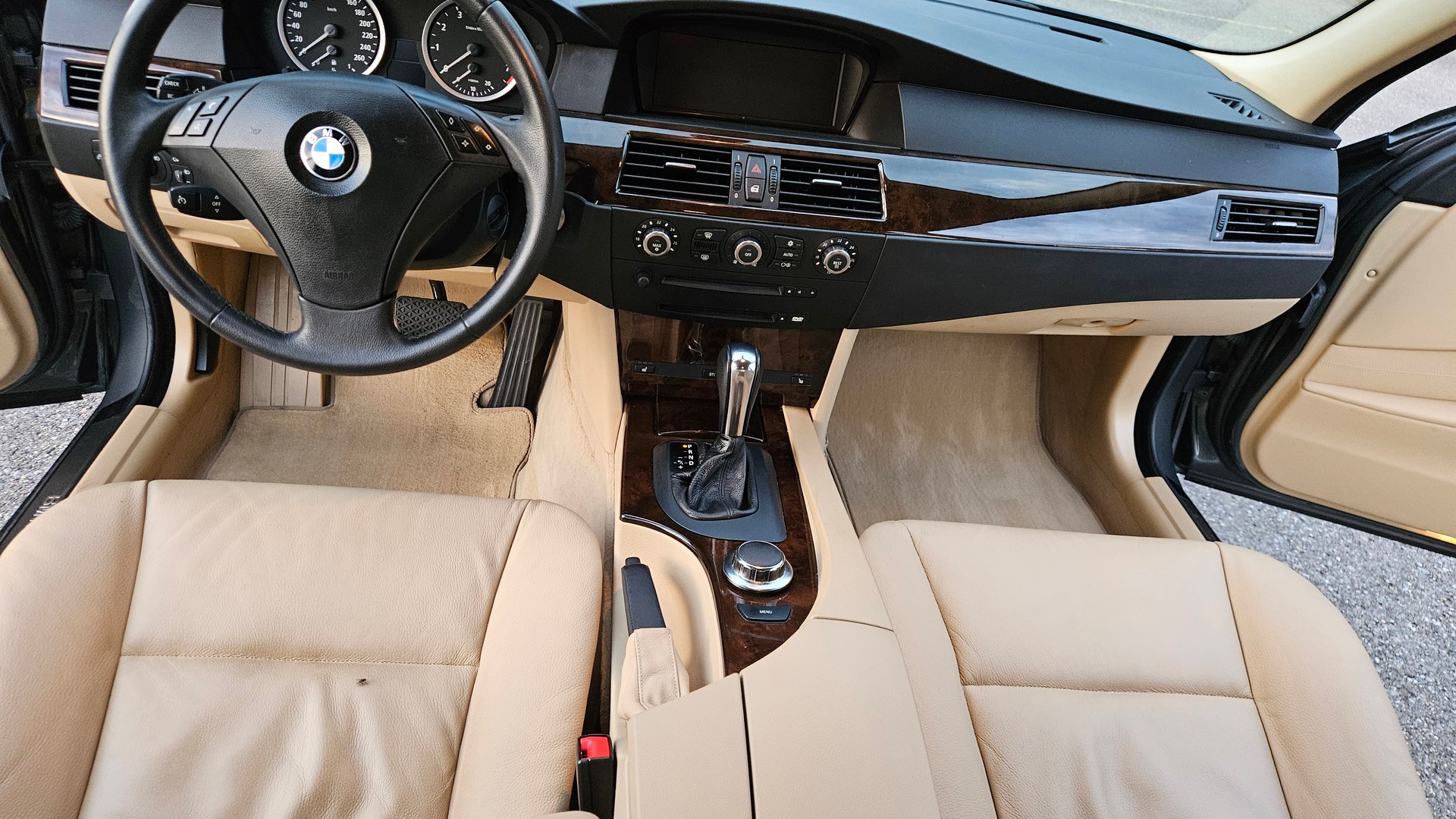 BMW 525i-image-9