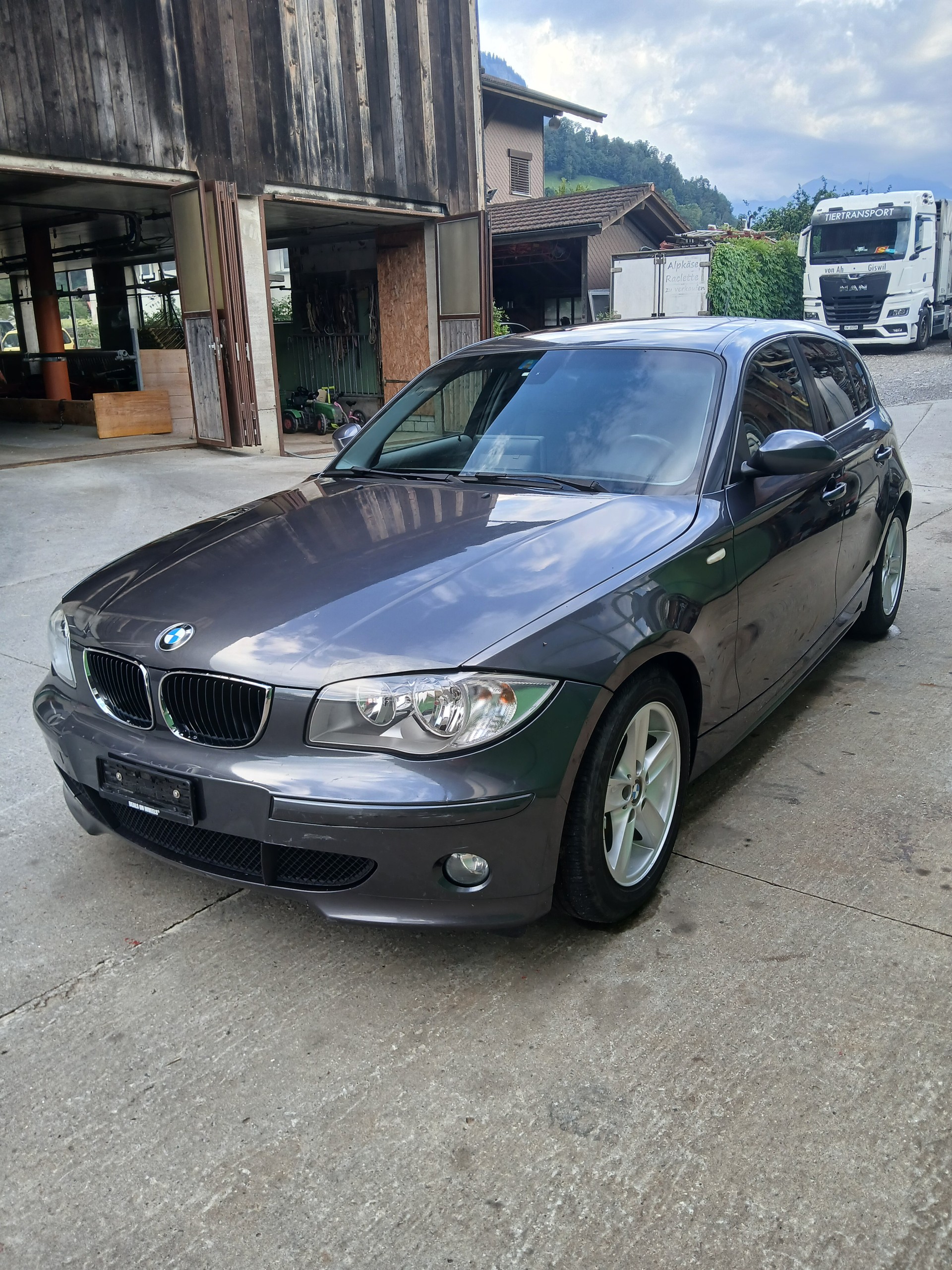 BMW 120i-image-0