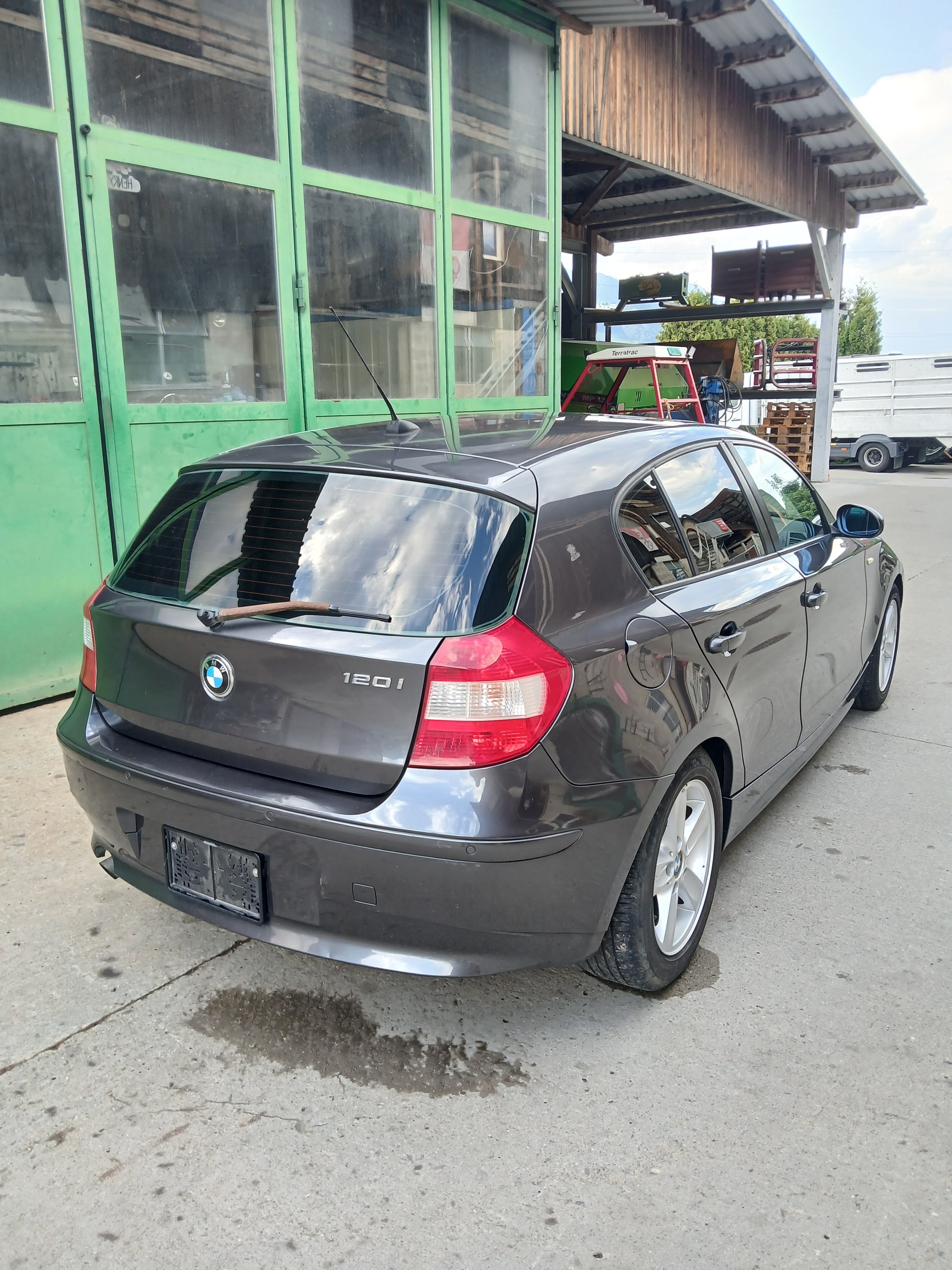 BMW 120i-image-5