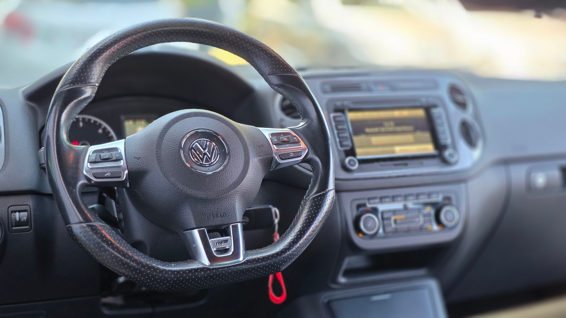 VW Tiguan 2.0 TDI BlueMotion R-Line 4Motion DSG-image-2