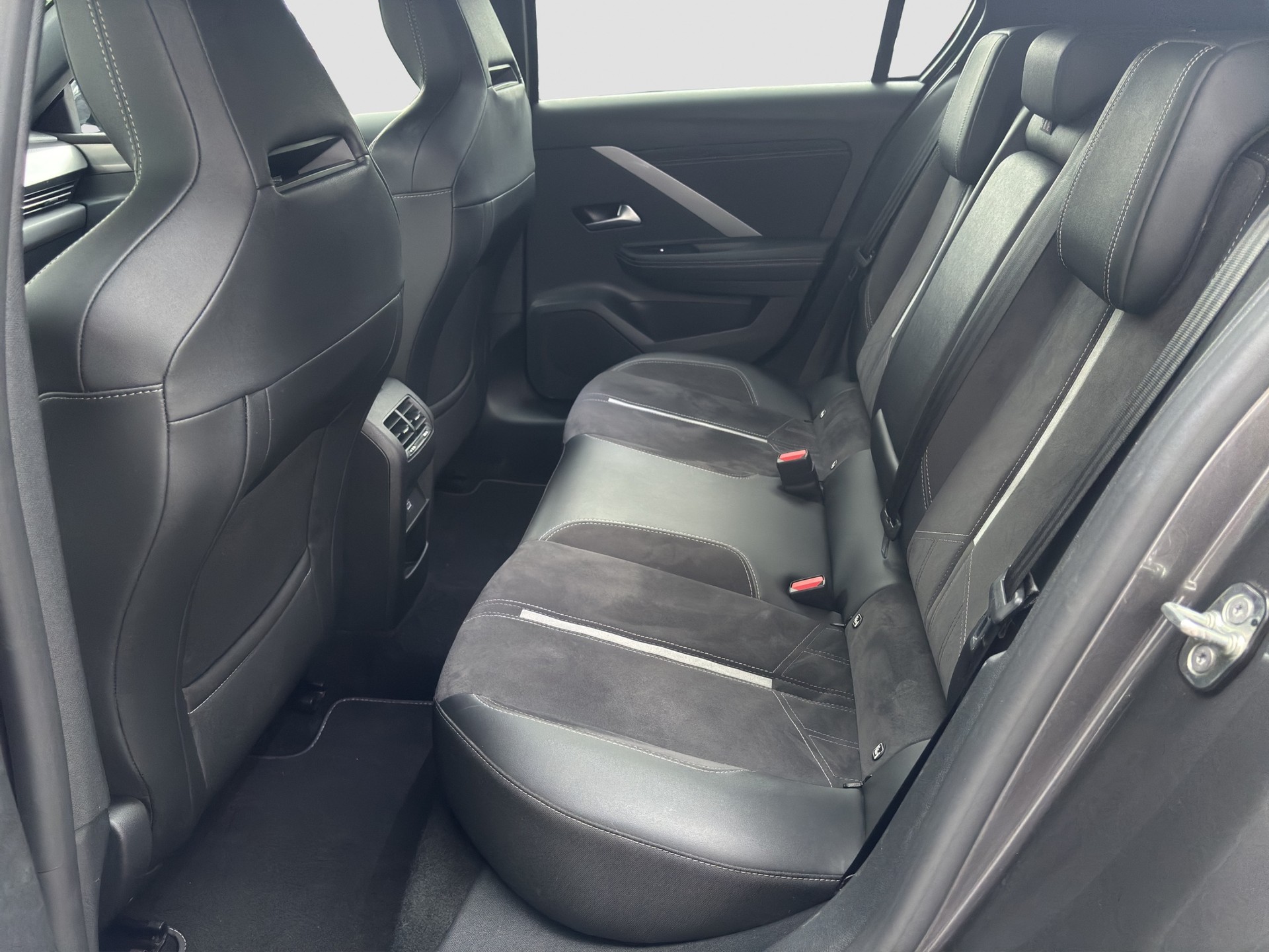 OPEL Astra 1.6 PHEV Turbo GSe A-image-14