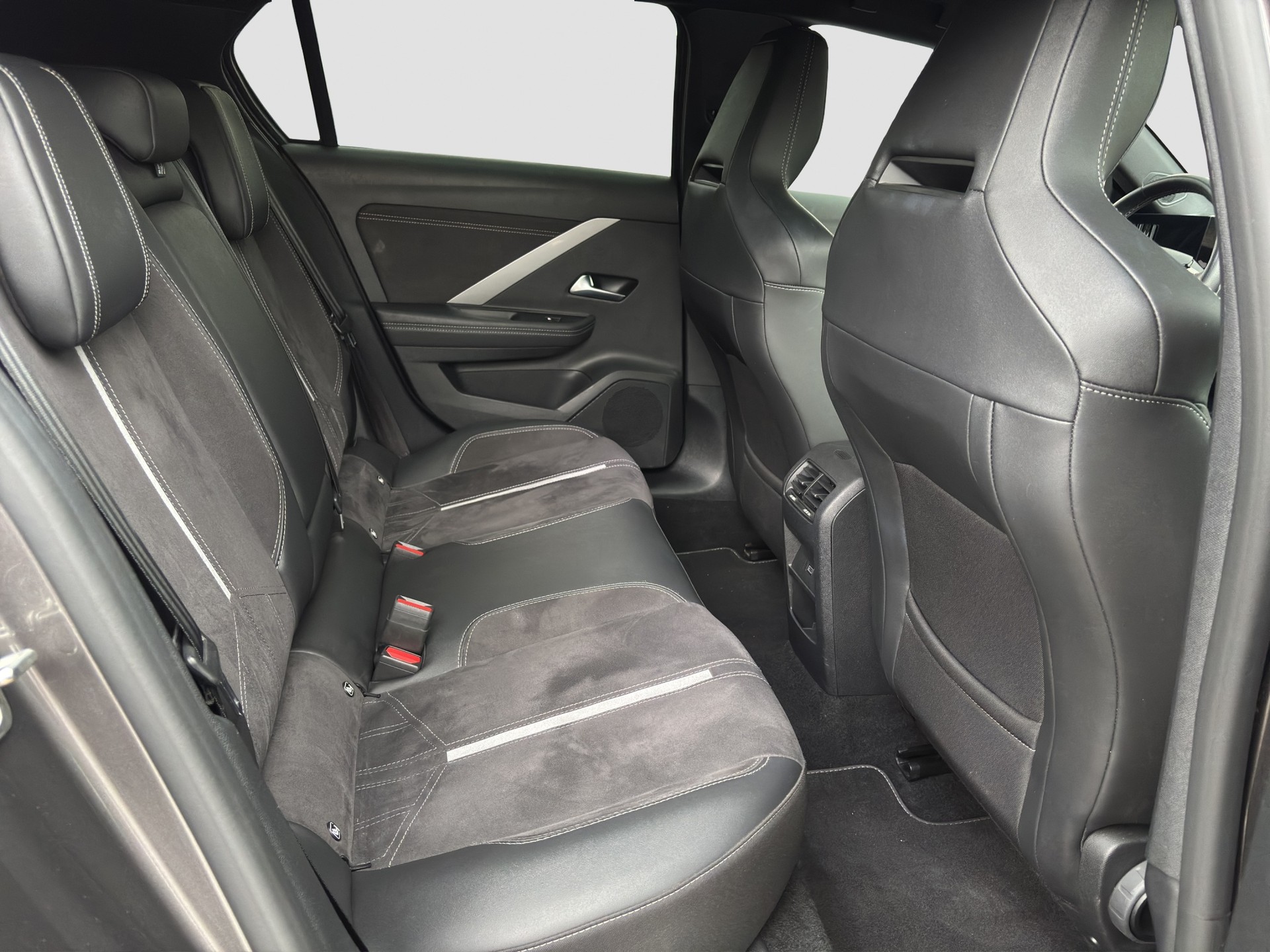 OPEL Astra 1.6 PHEV Turbo GSe A-image-15