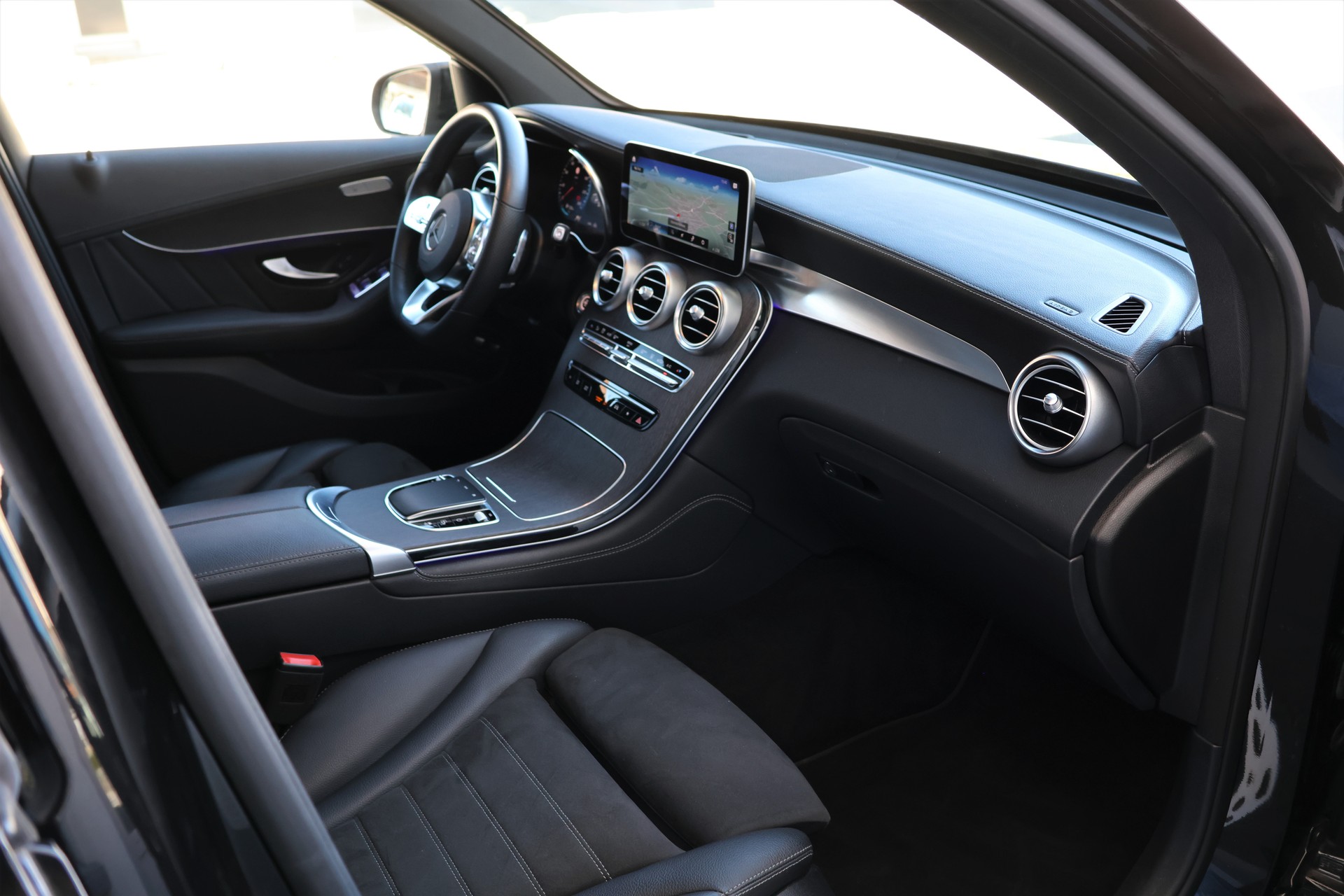 MERCEDES-BENZ GLC 300 e AMG Line 4Matic 9G-Tronic (CH) + 2.0T AHK-image-19