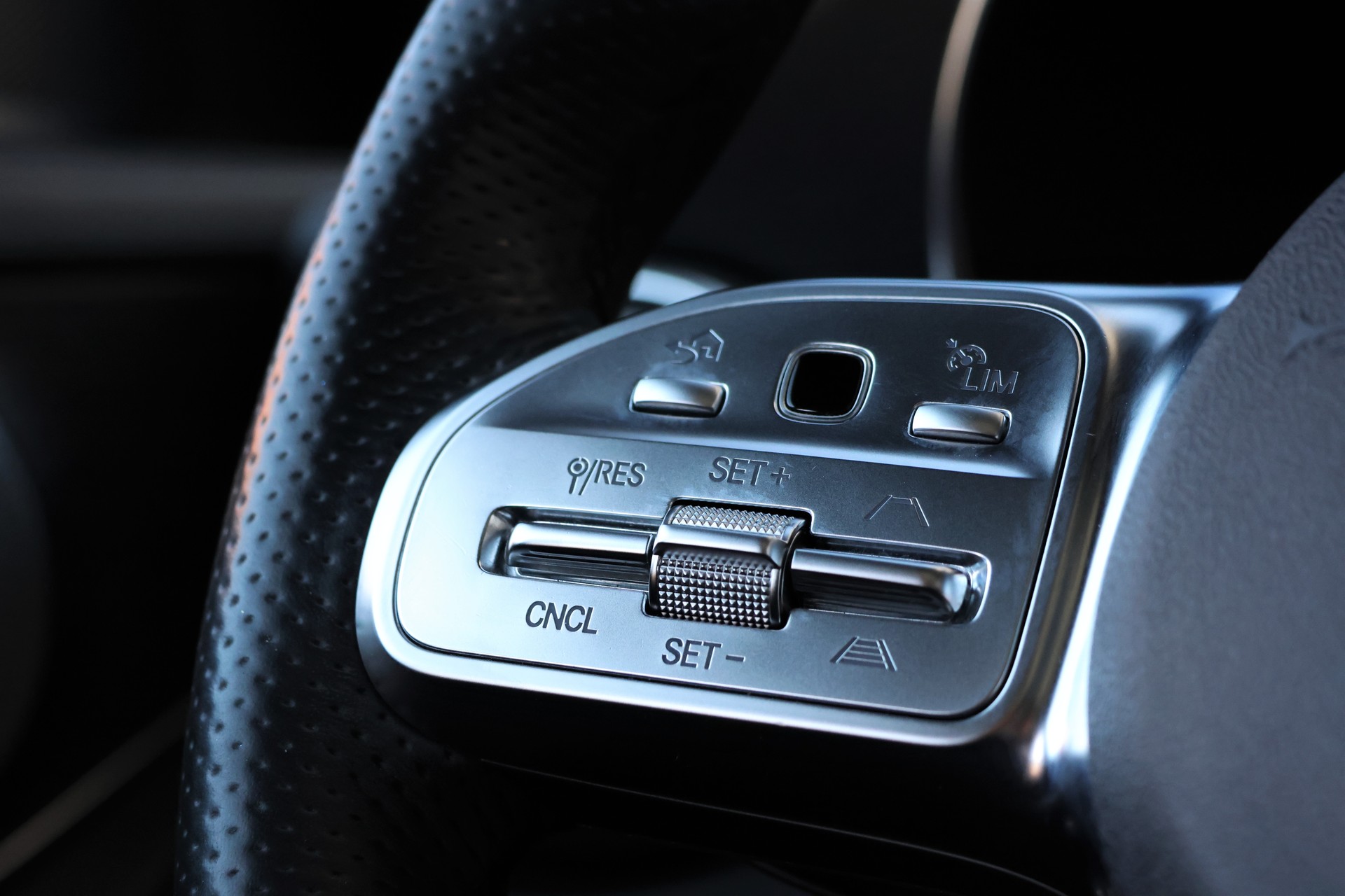 MERCEDES-BENZ GLC 300 e AMG Line 4Matic 9G-Tronic (CH) + 2.0T AHK-image-16