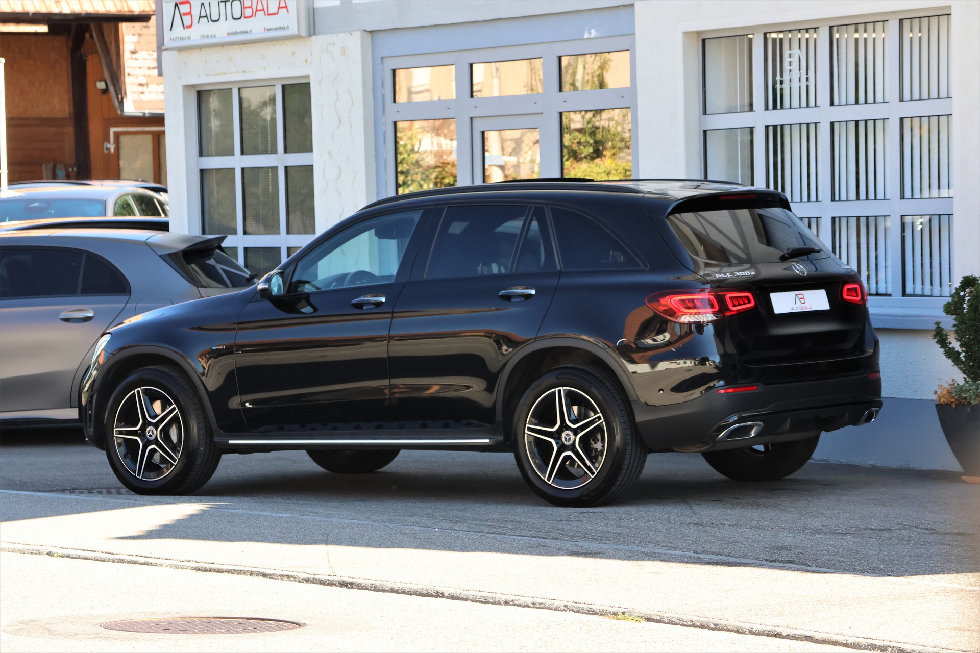 MERCEDES-BENZ GLC 300 e AMG Line 4Matic 9G-Tronic (CH) + 2.0T AHK-image-4