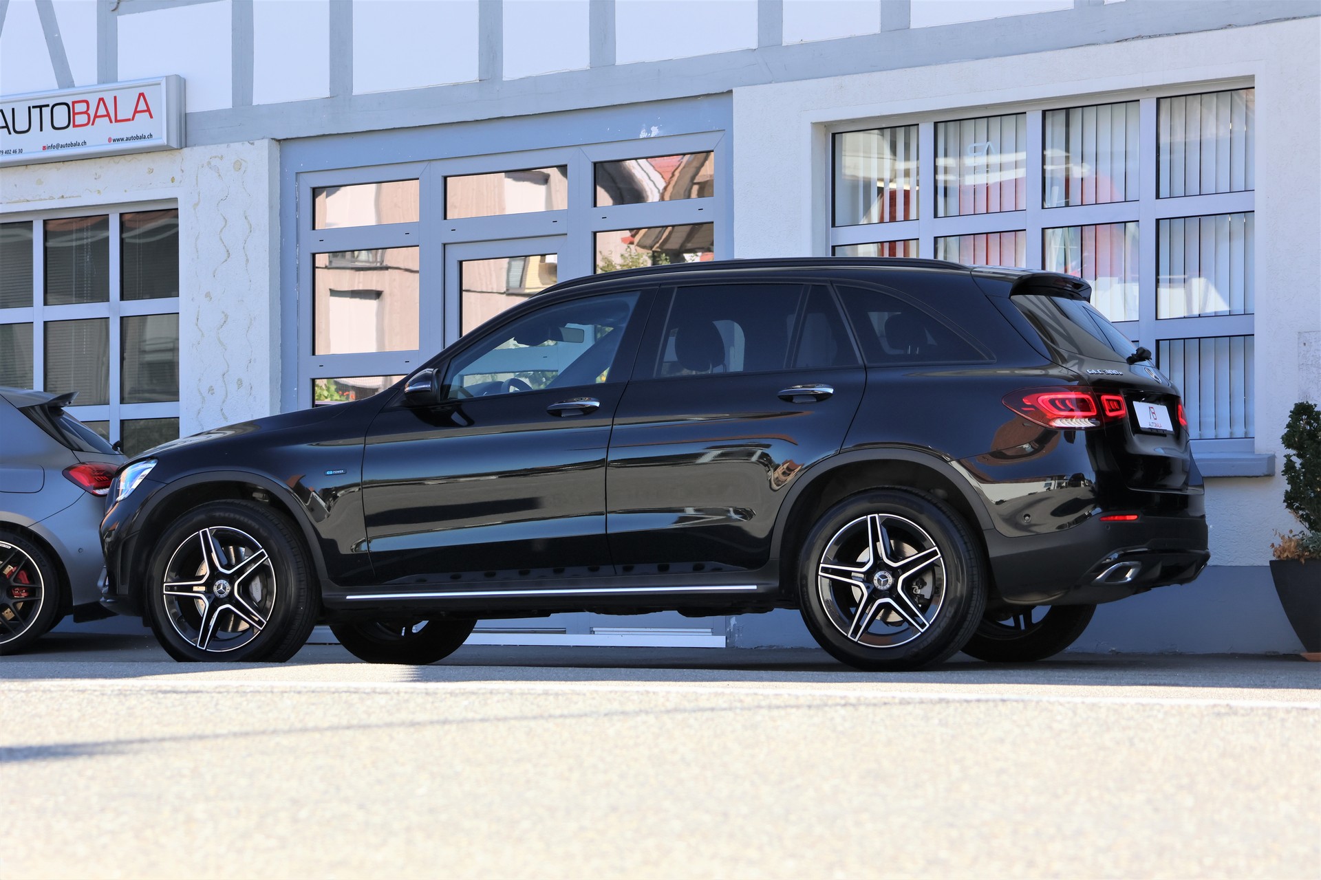 MERCEDES-BENZ GLC 300 e AMG Line 4Matic 9G-Tronic (CH) + 2.0T AHK-image-3