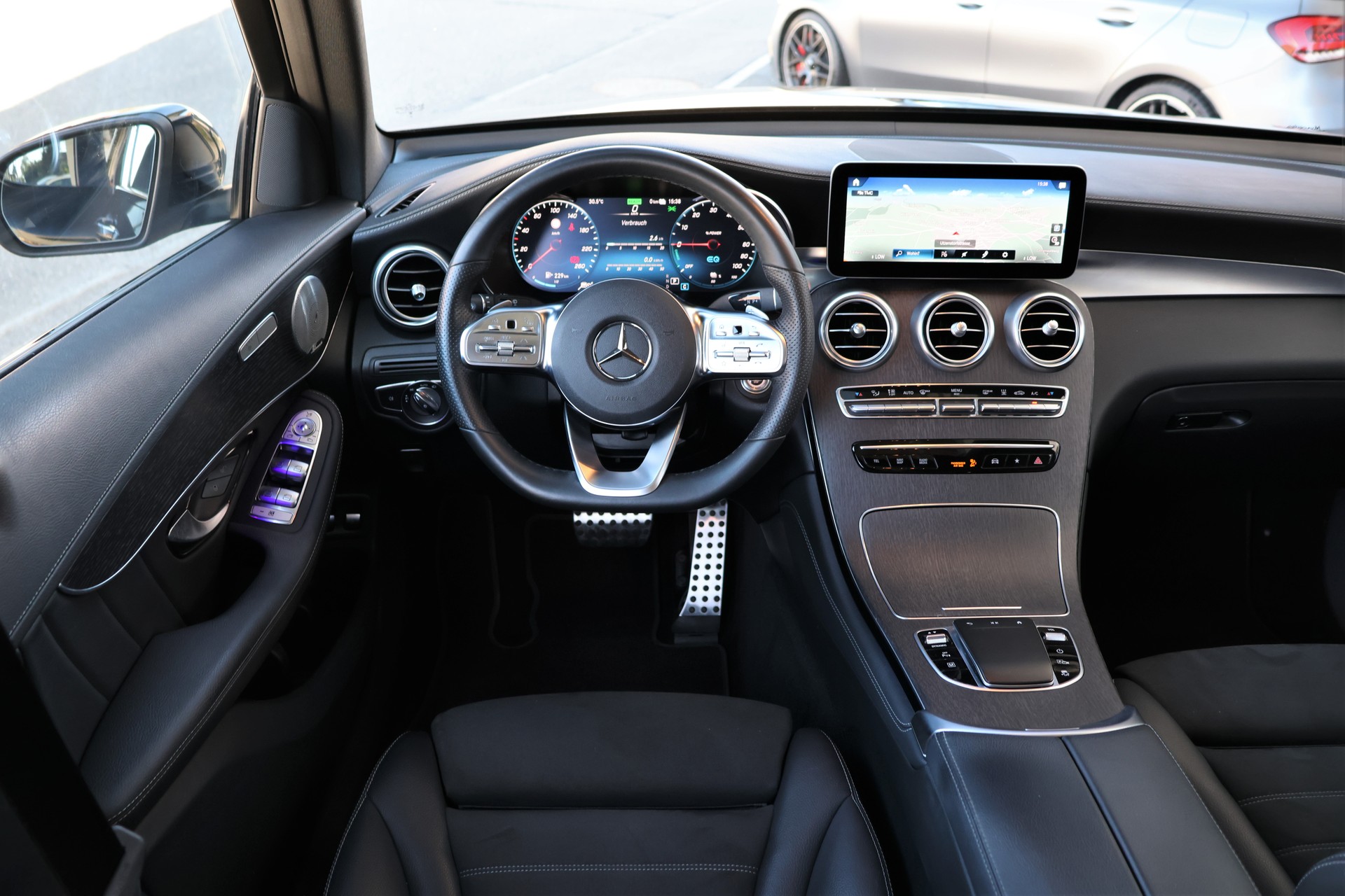 MERCEDES-BENZ GLC 300 e AMG Line 4Matic 9G-Tronic (CH) + 2.0T AHK-image-13